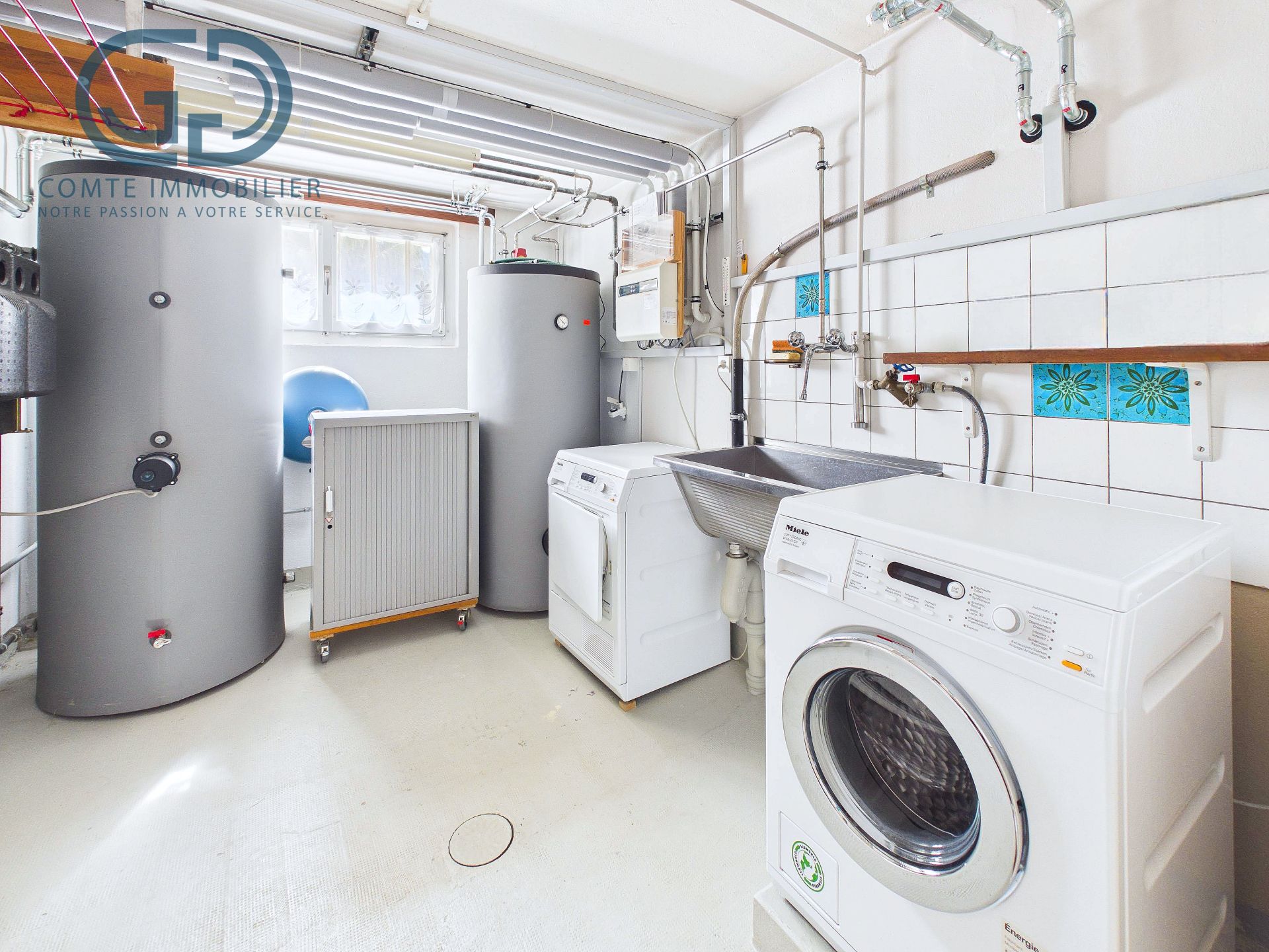 Hauswirtschafts- bzw. Technikraum mit Waschmaschinenbereich