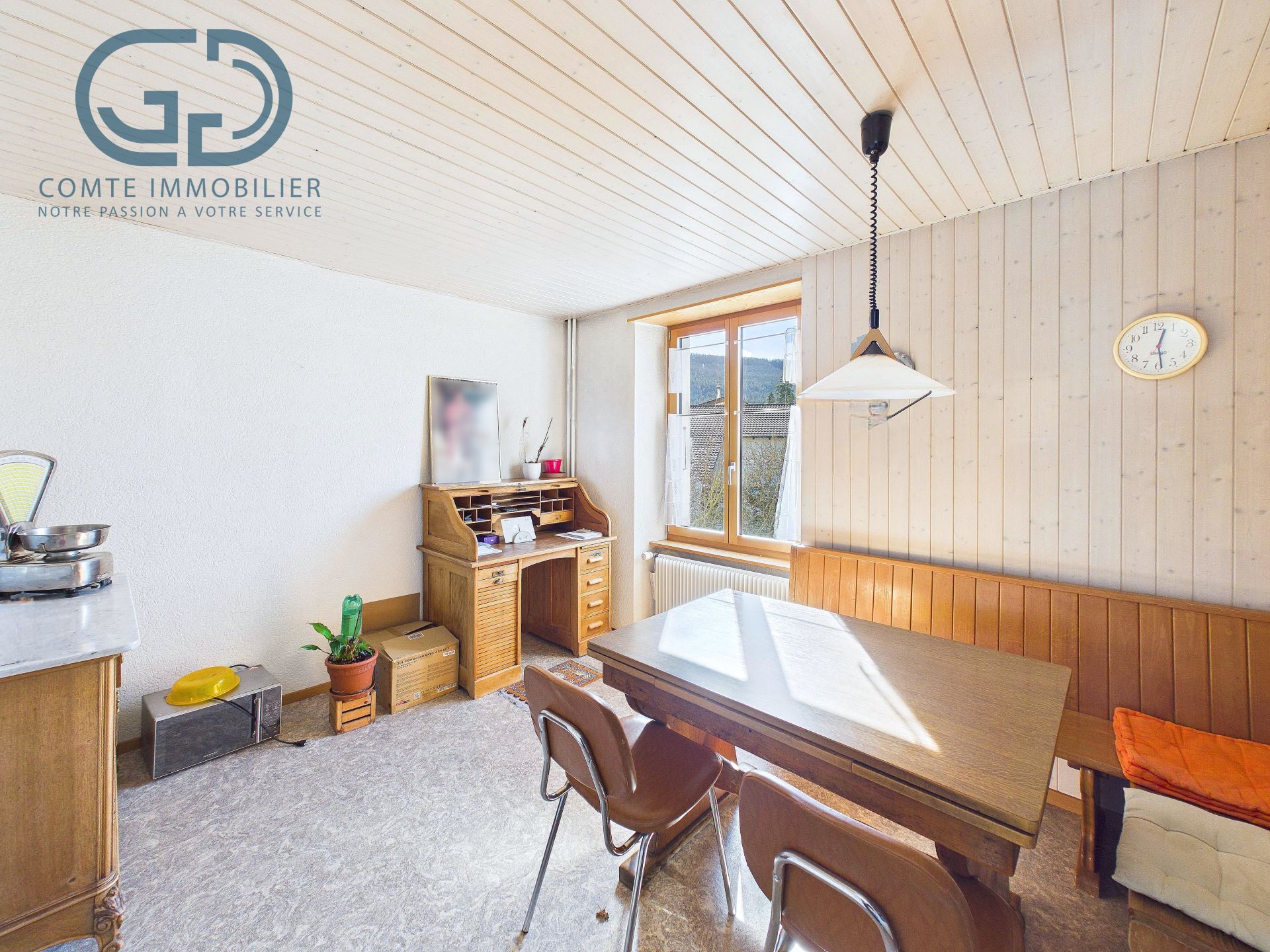 Helles Esszimmer mit Holzvertäfelung