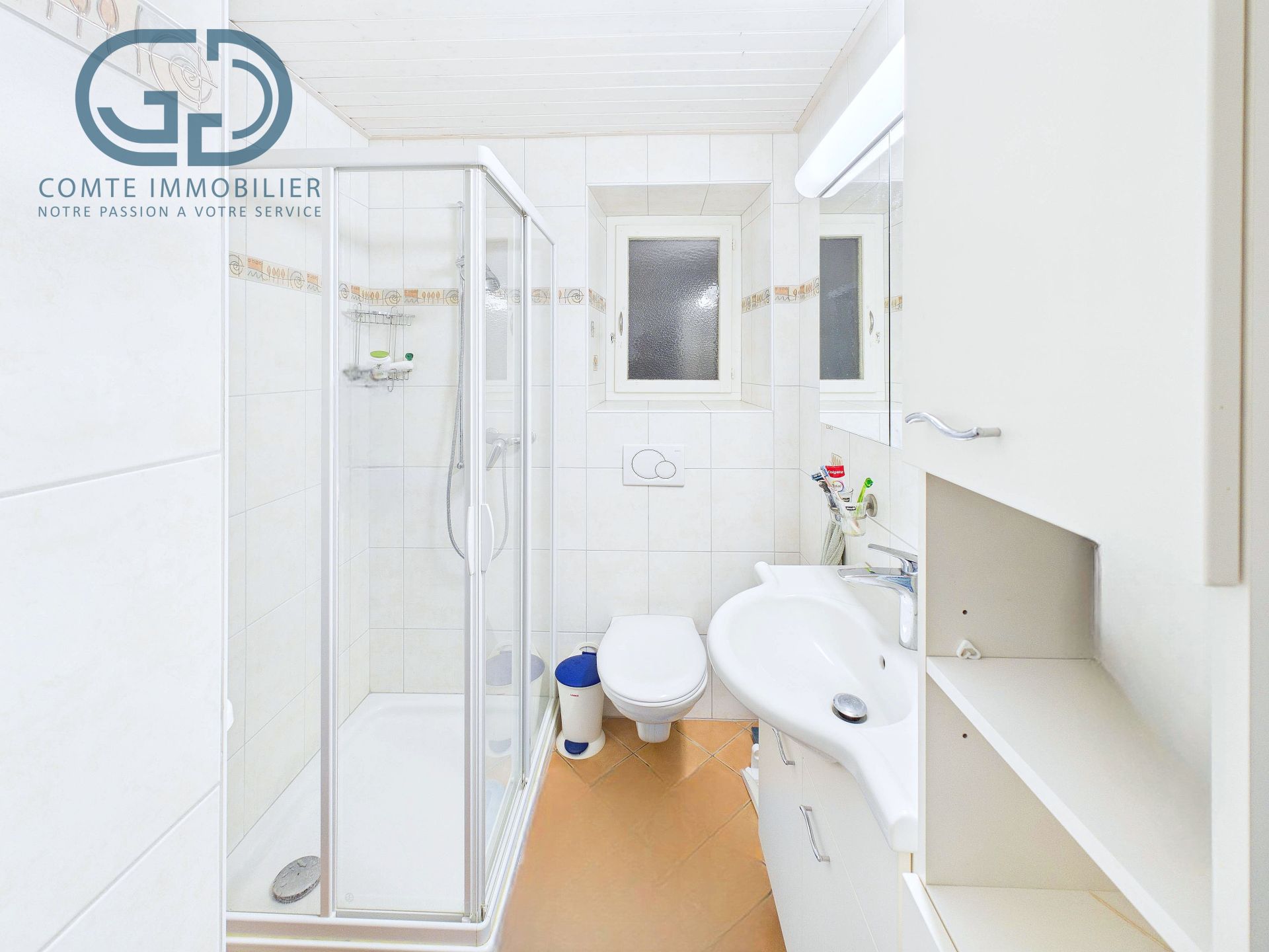 Kleines helles Badezimmer mit Dusche, WC und Waschbecken