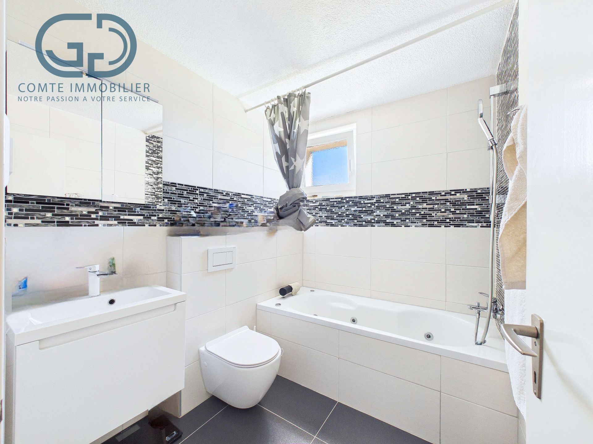 Modernes Badezimmer mit Badewanne und Waschtisch
