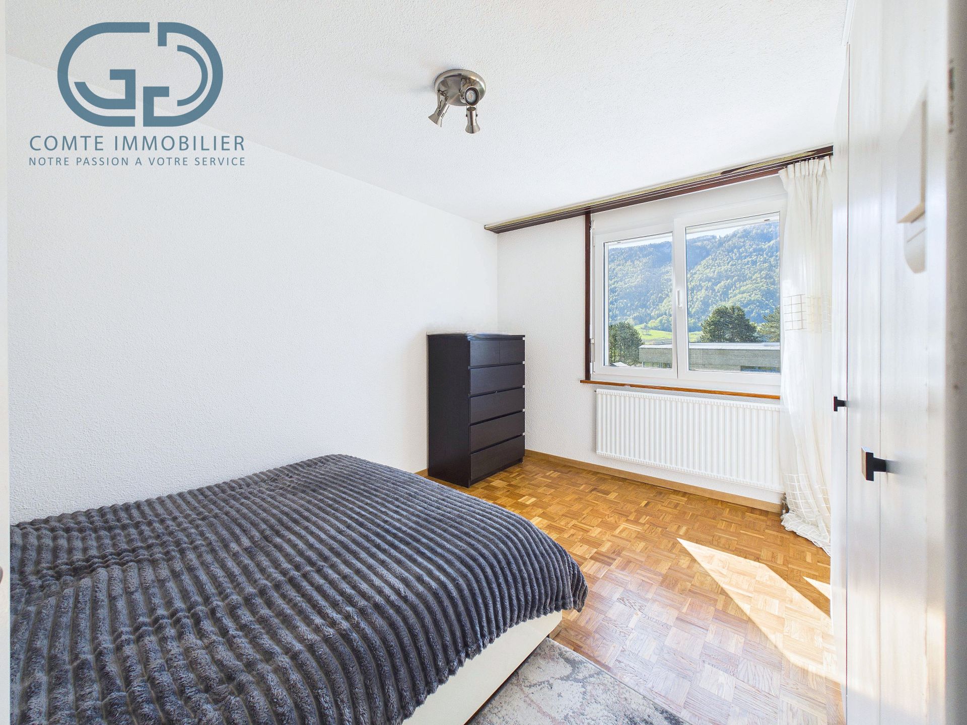 Helles Schlafzimmer mit Bergblick
