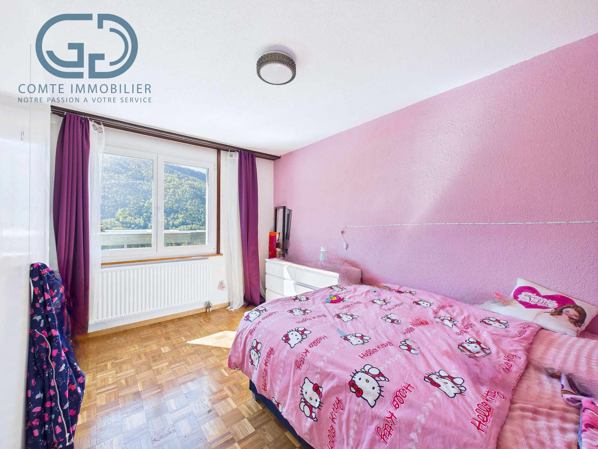 Kinderzimmer mit Bett und Bergblick
