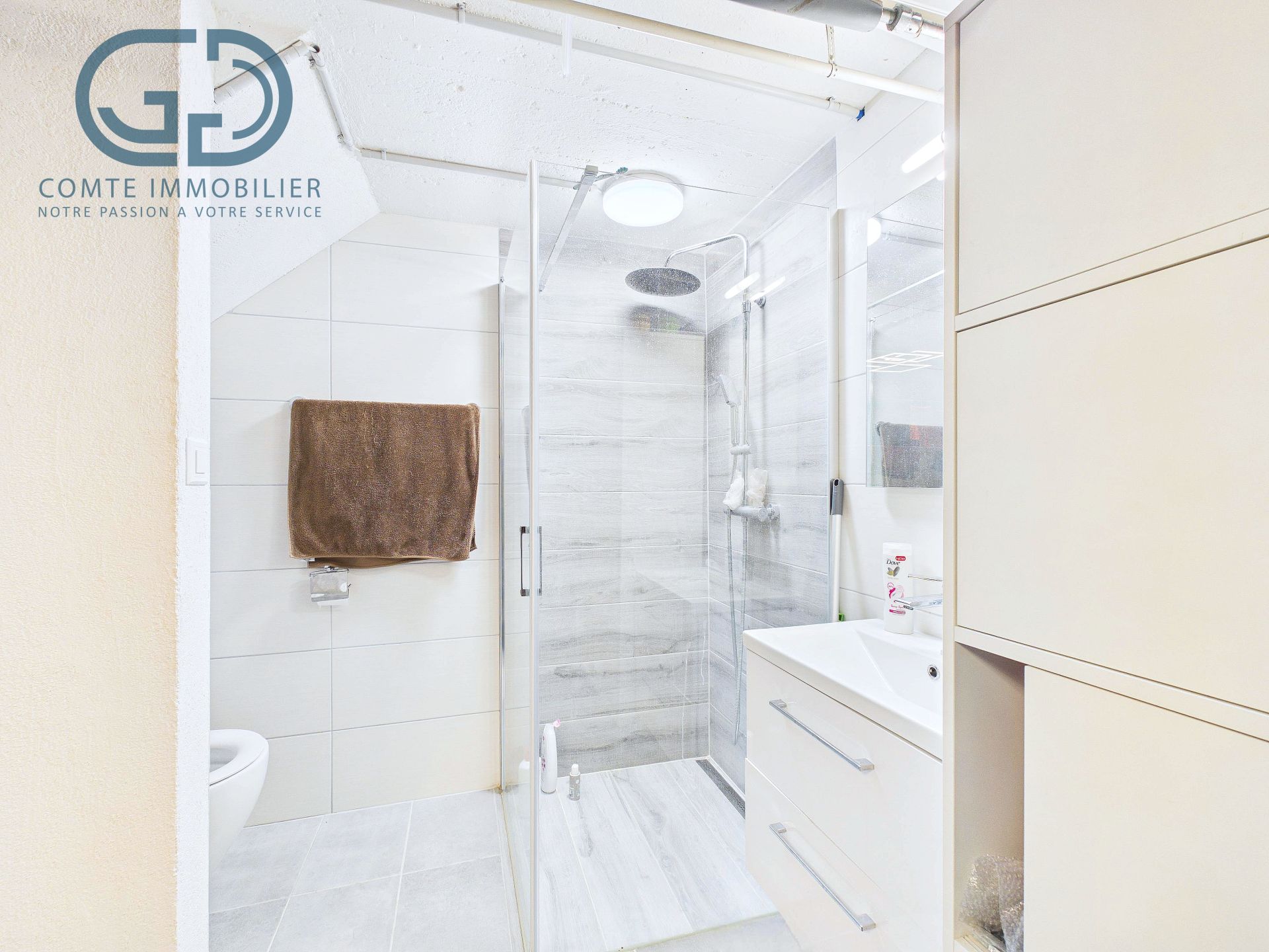 Modernes Badezimmer mit begehbarer Dusche