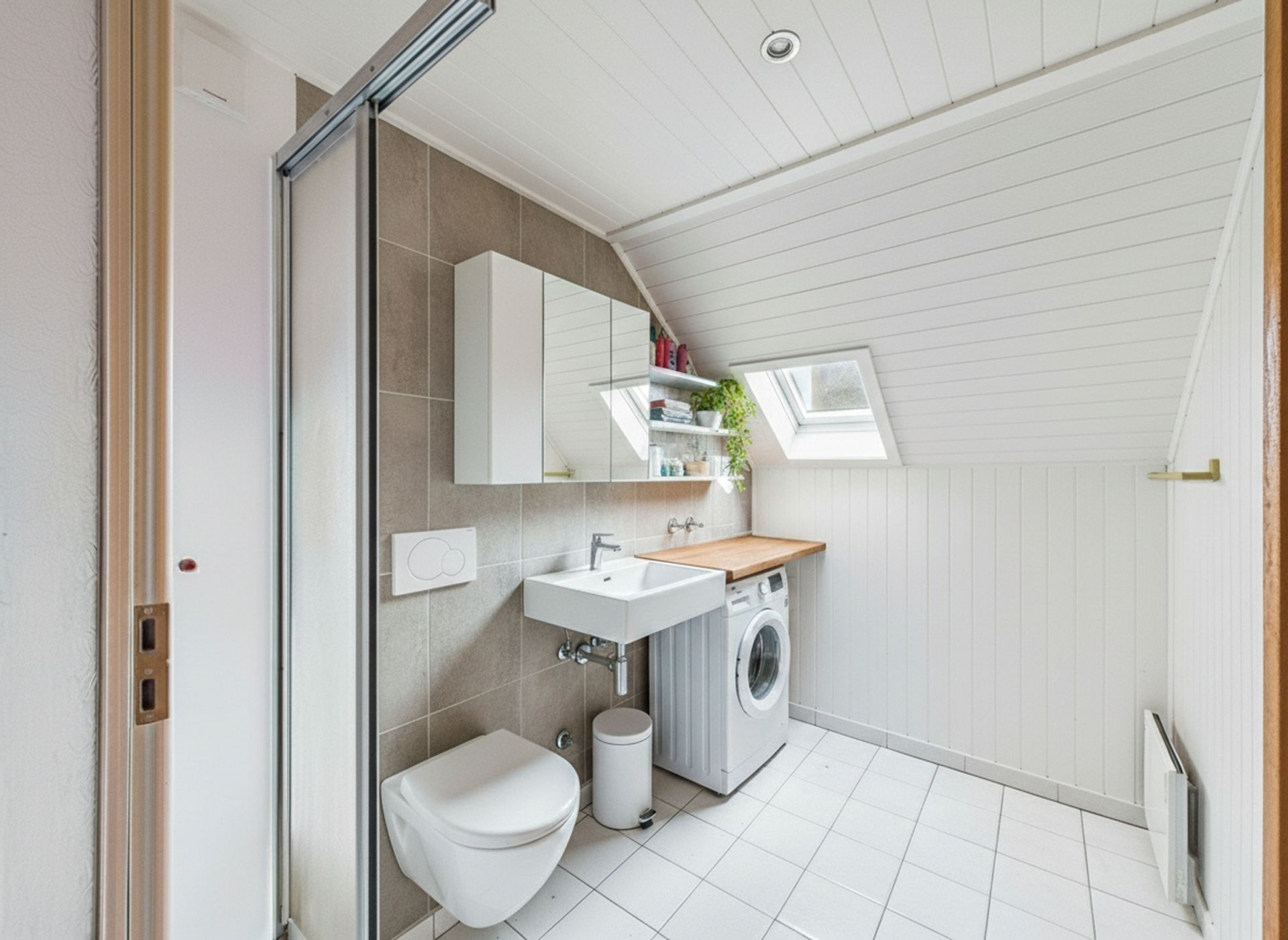 Helles Dachgeschoss-Bad mit Waschplatz und WC