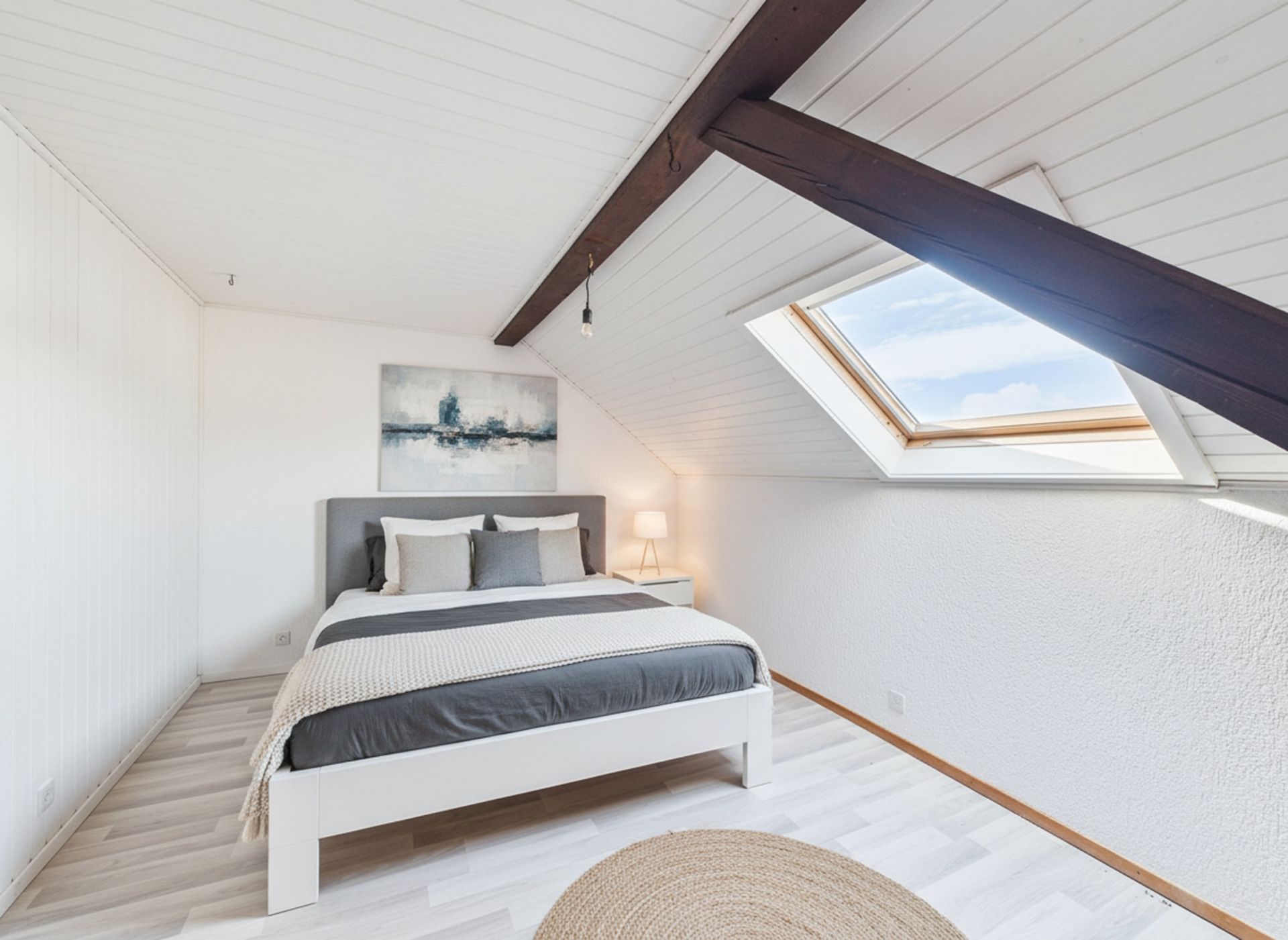 Helles Dachgeschoss-Schlafzimmer