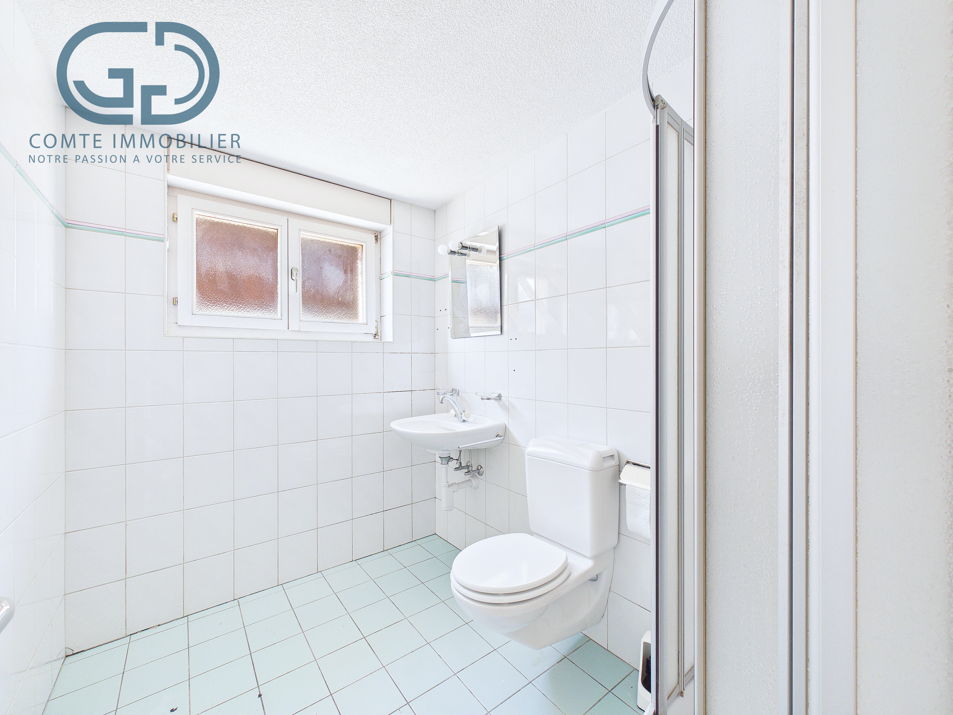 Kleines helles Badezimmer mit WC und Waschbecken