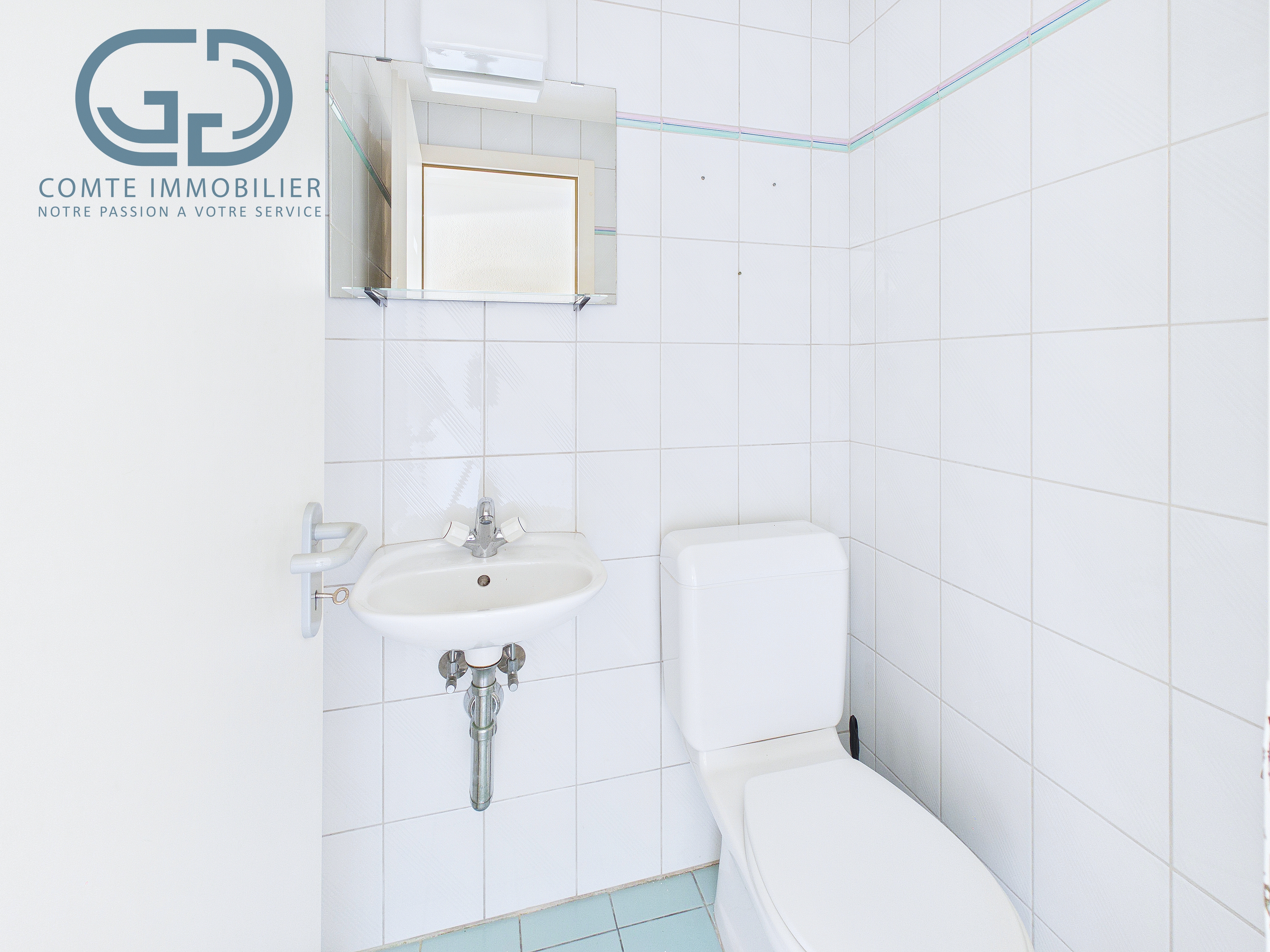 Gäste-WC mit Waschbecken und WC
