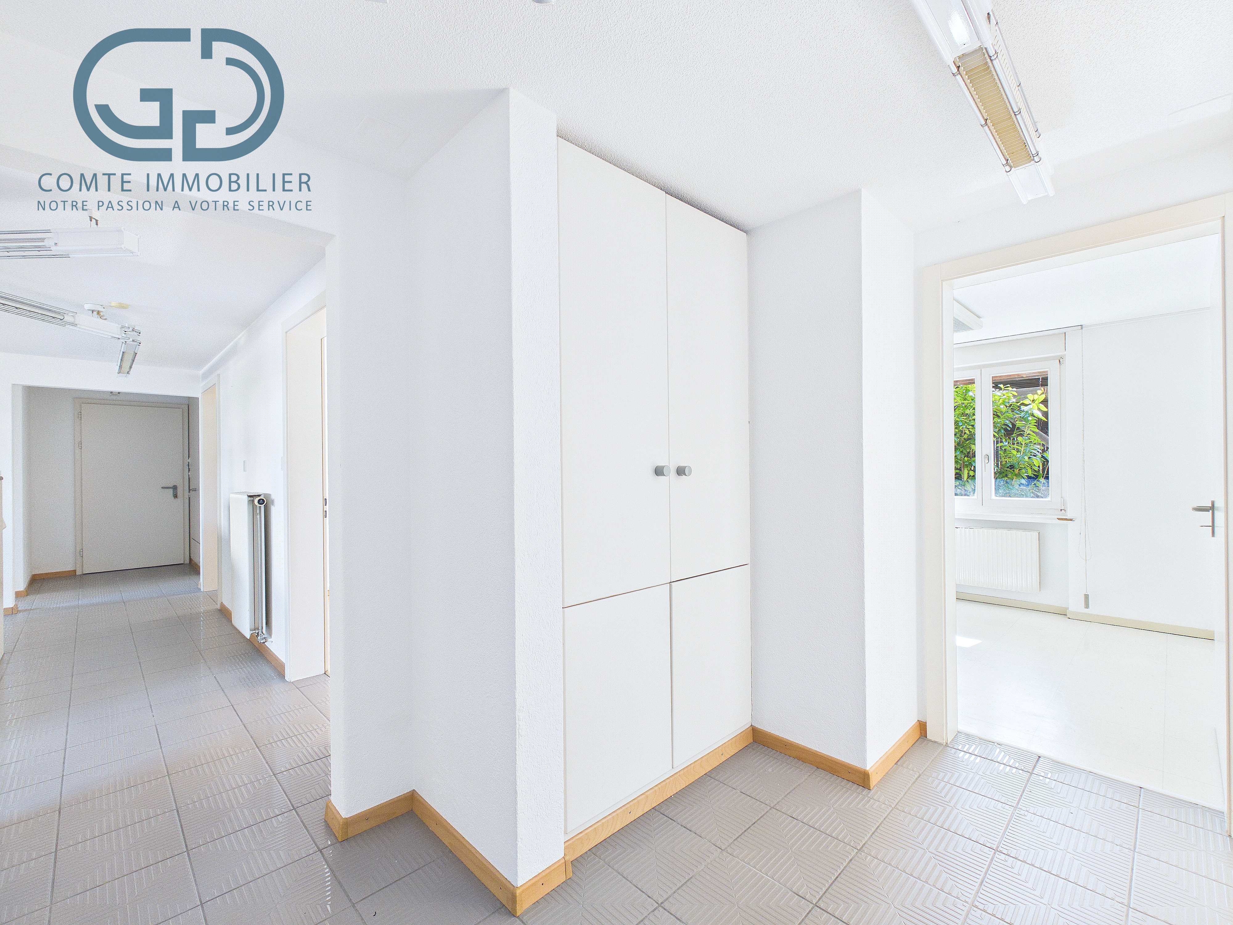 Heller Flur mit Einbauschrank