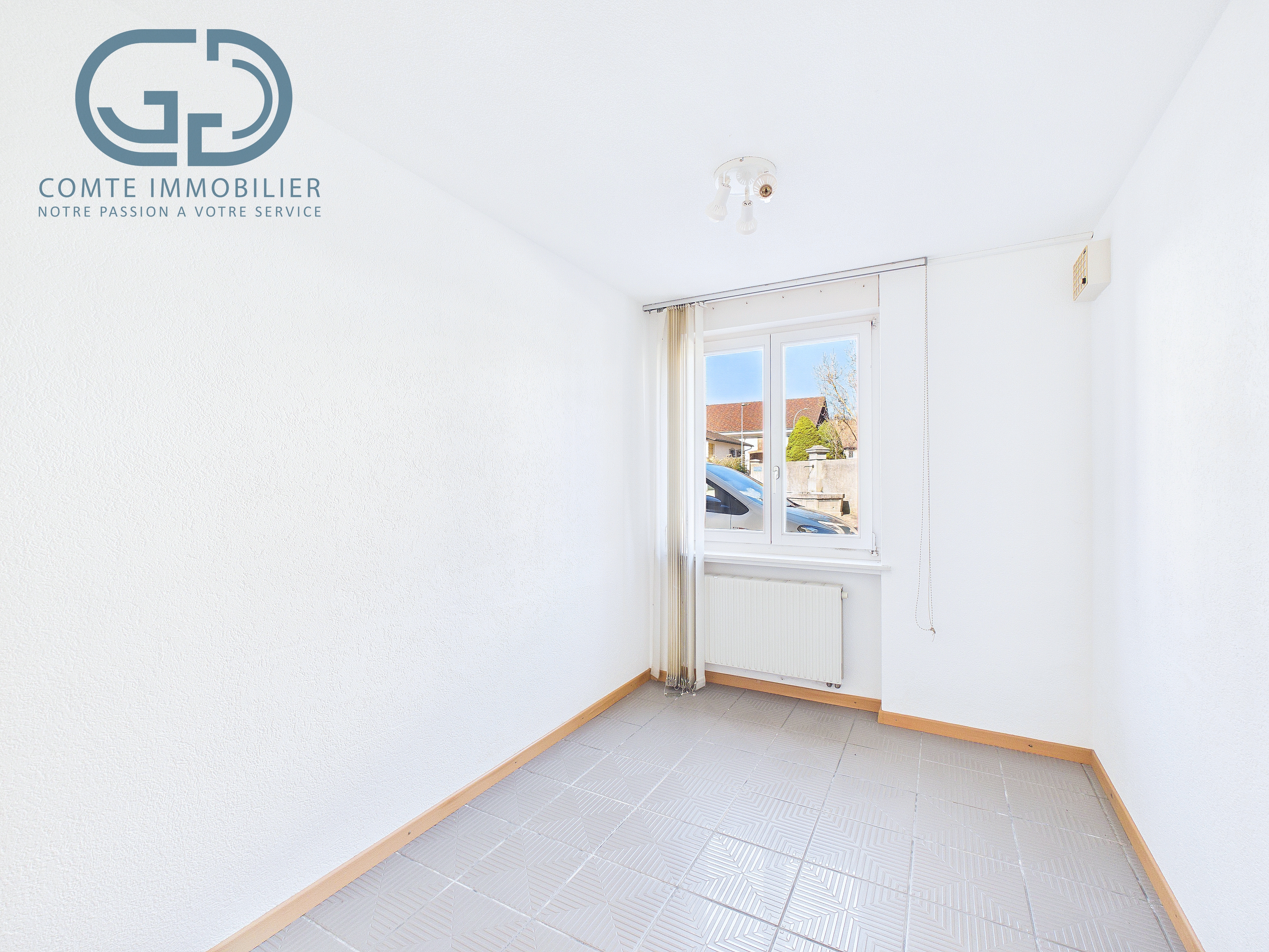 Leerer heller Raum mit Fenster