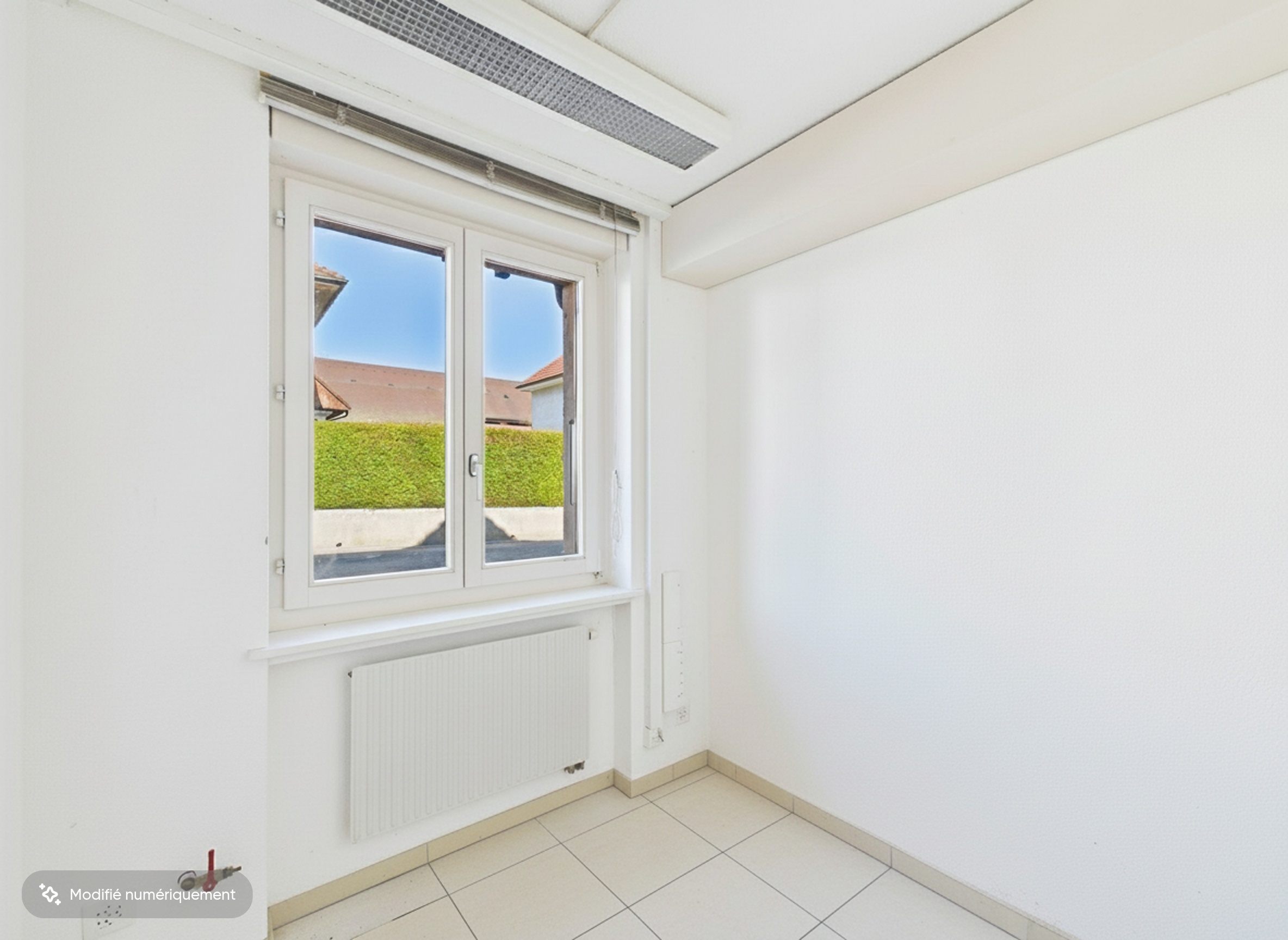 Heller, leerer Raum mit Fenster und Heizkörper