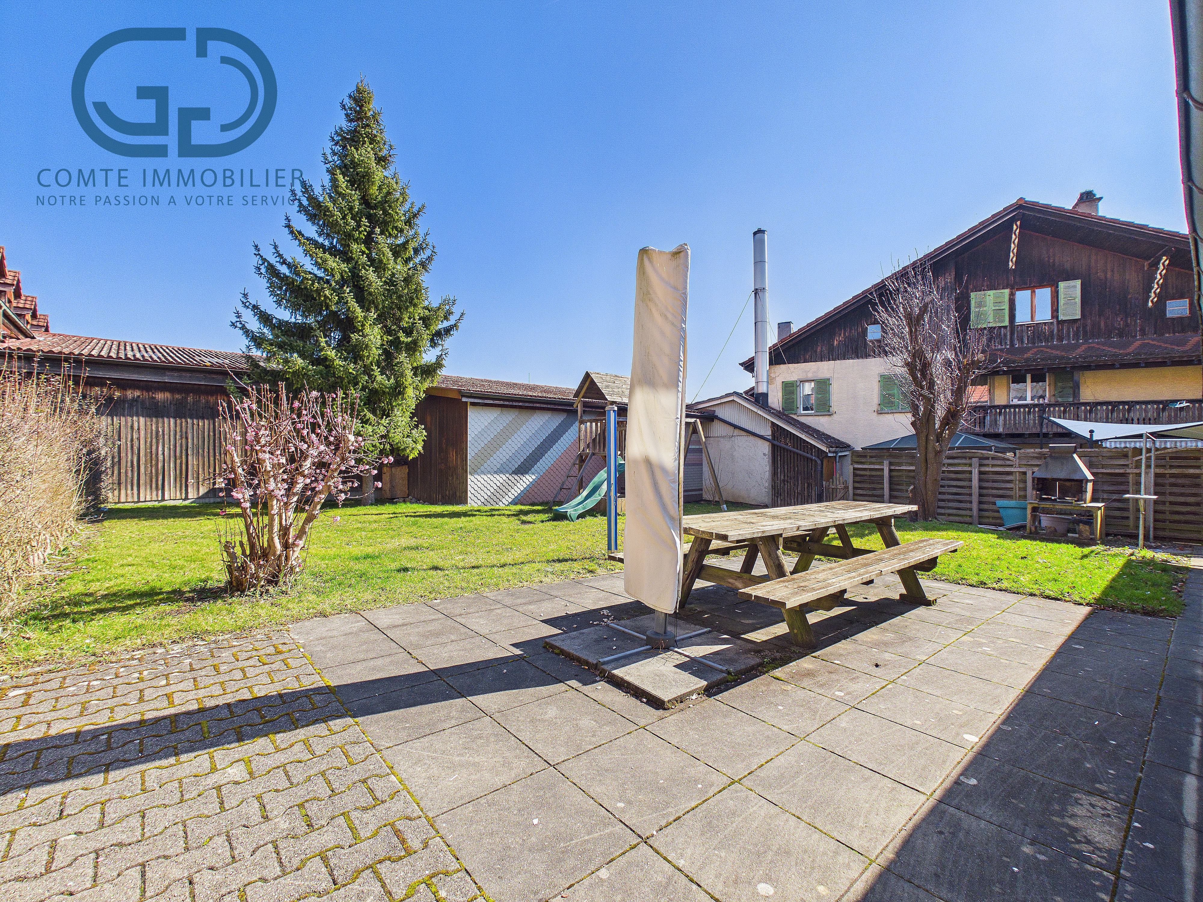 Großer Garten mit Terrasse und Außenbereich