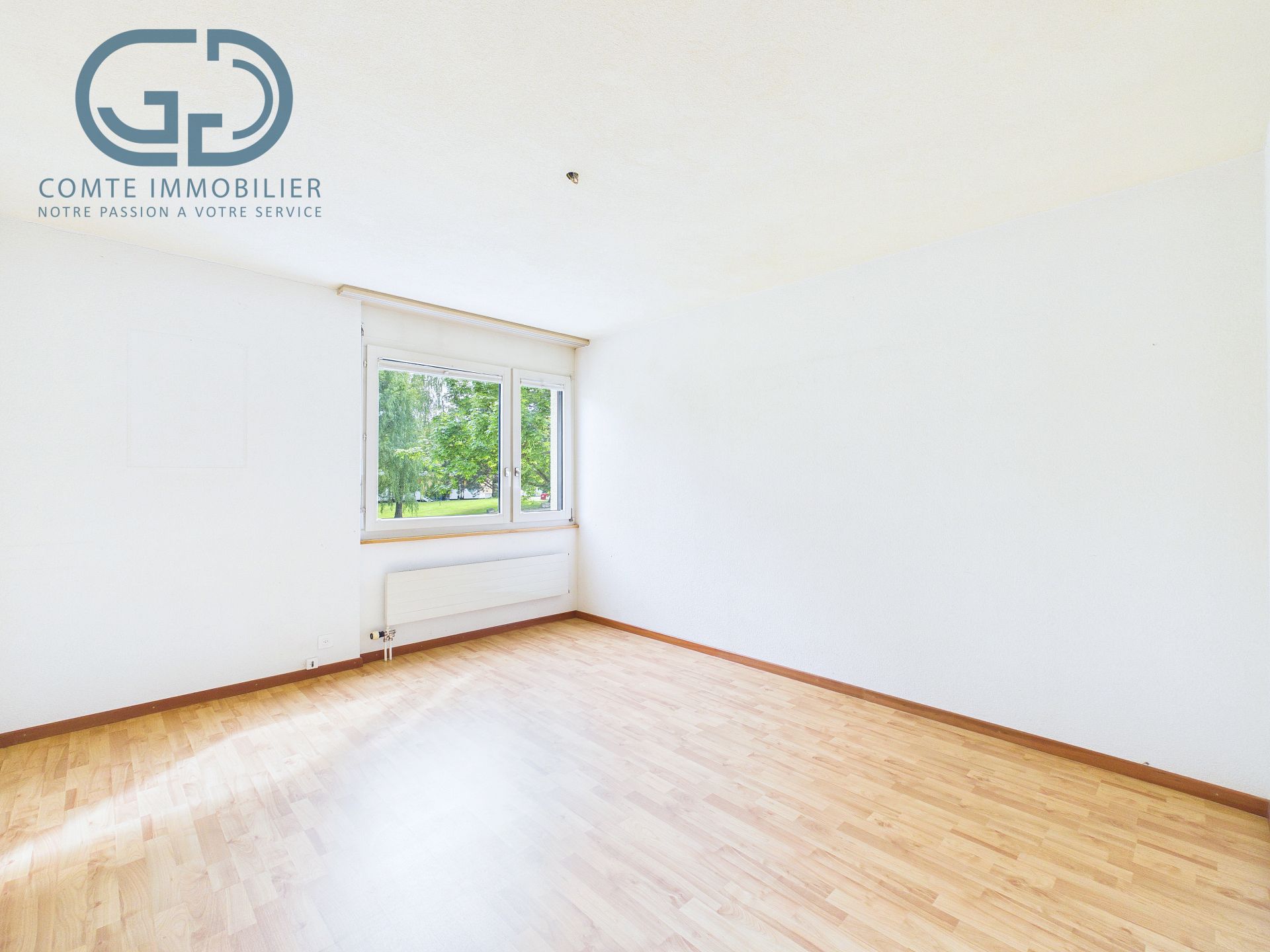 Leerer heller Raum mit Fenster