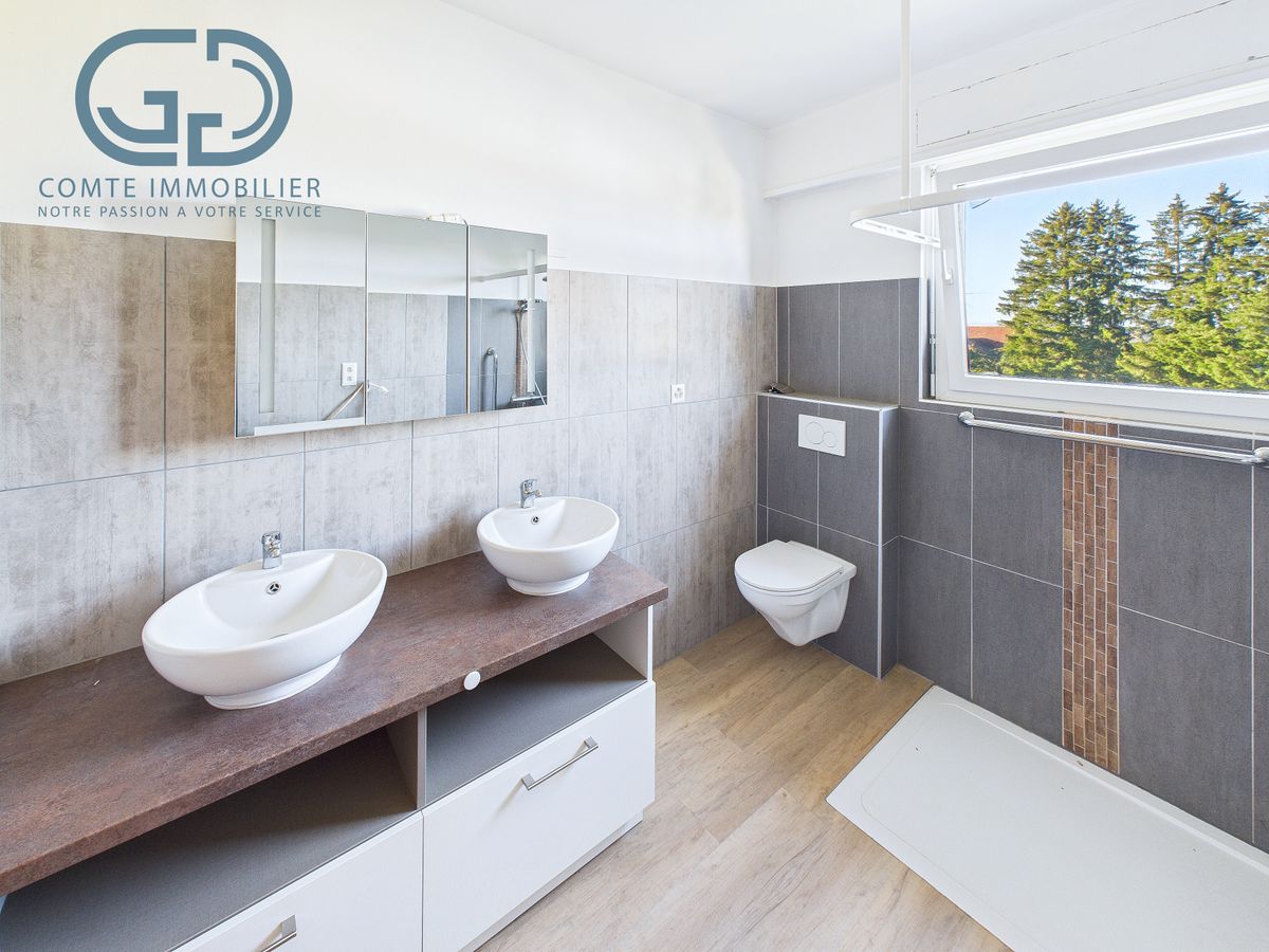 Modernes Badezimmer mit Doppelwaschbecken und WC