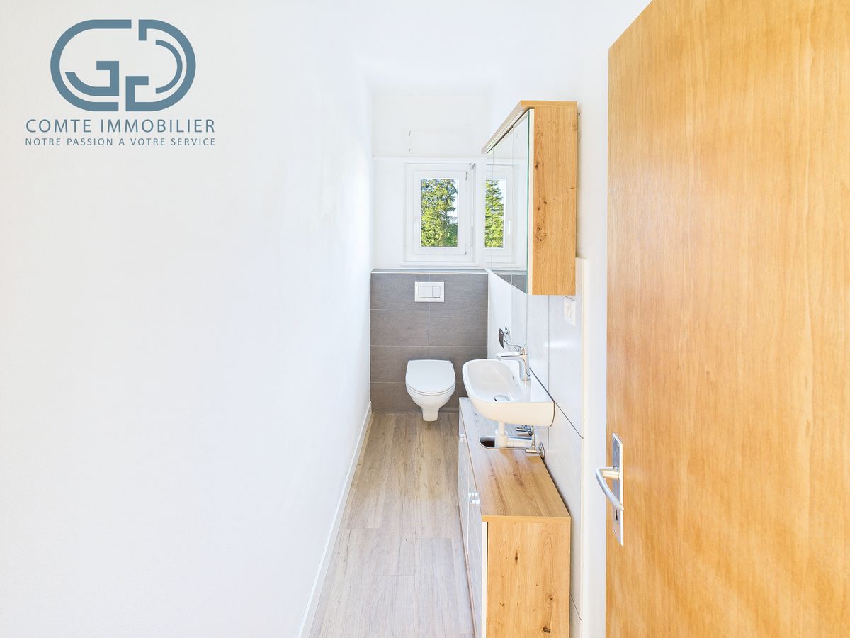 Schmales Gäste-WC mit Holzdetails