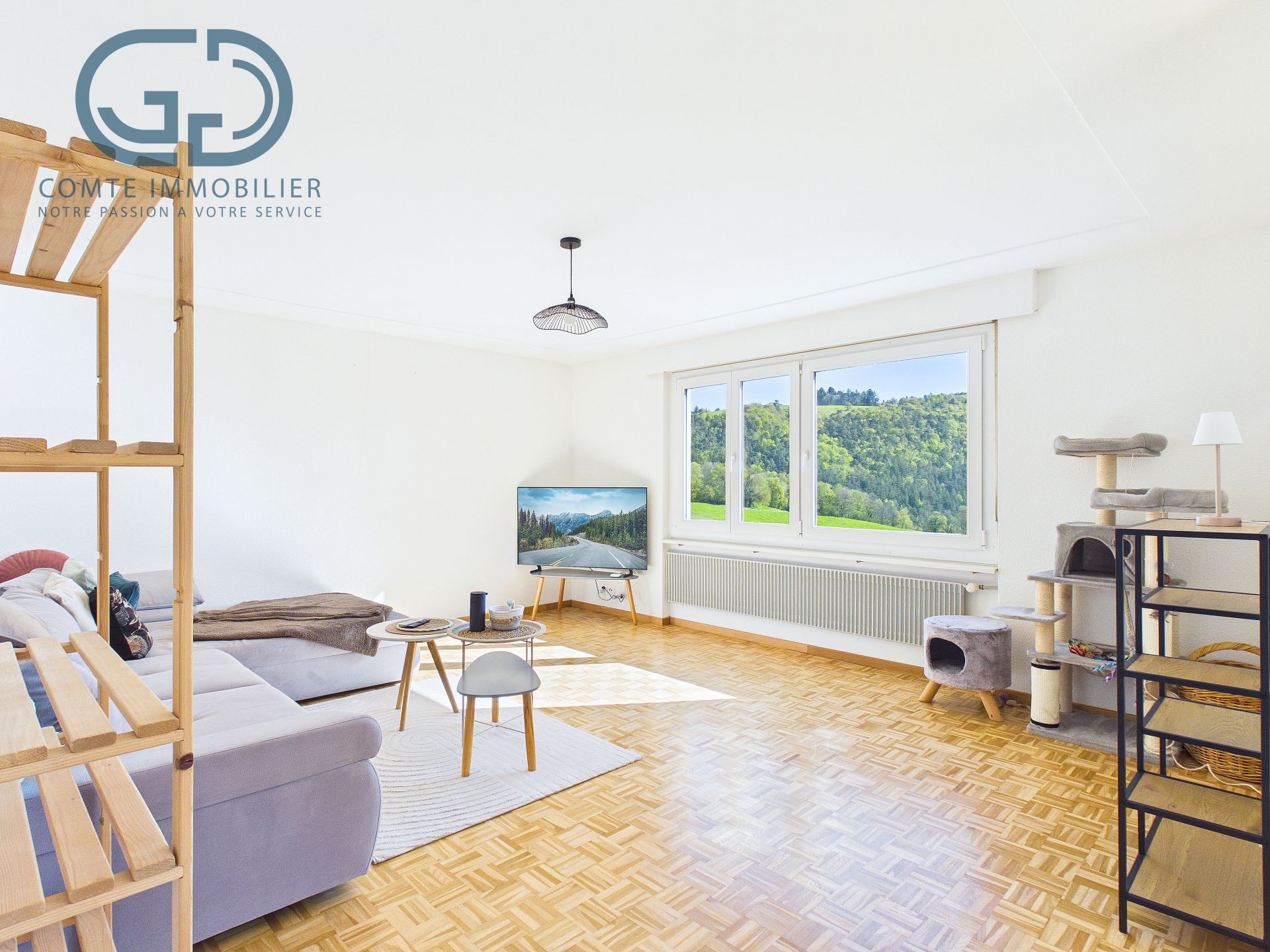 Helles Wohn-/Schlafzimmer mit weitem Ausblick