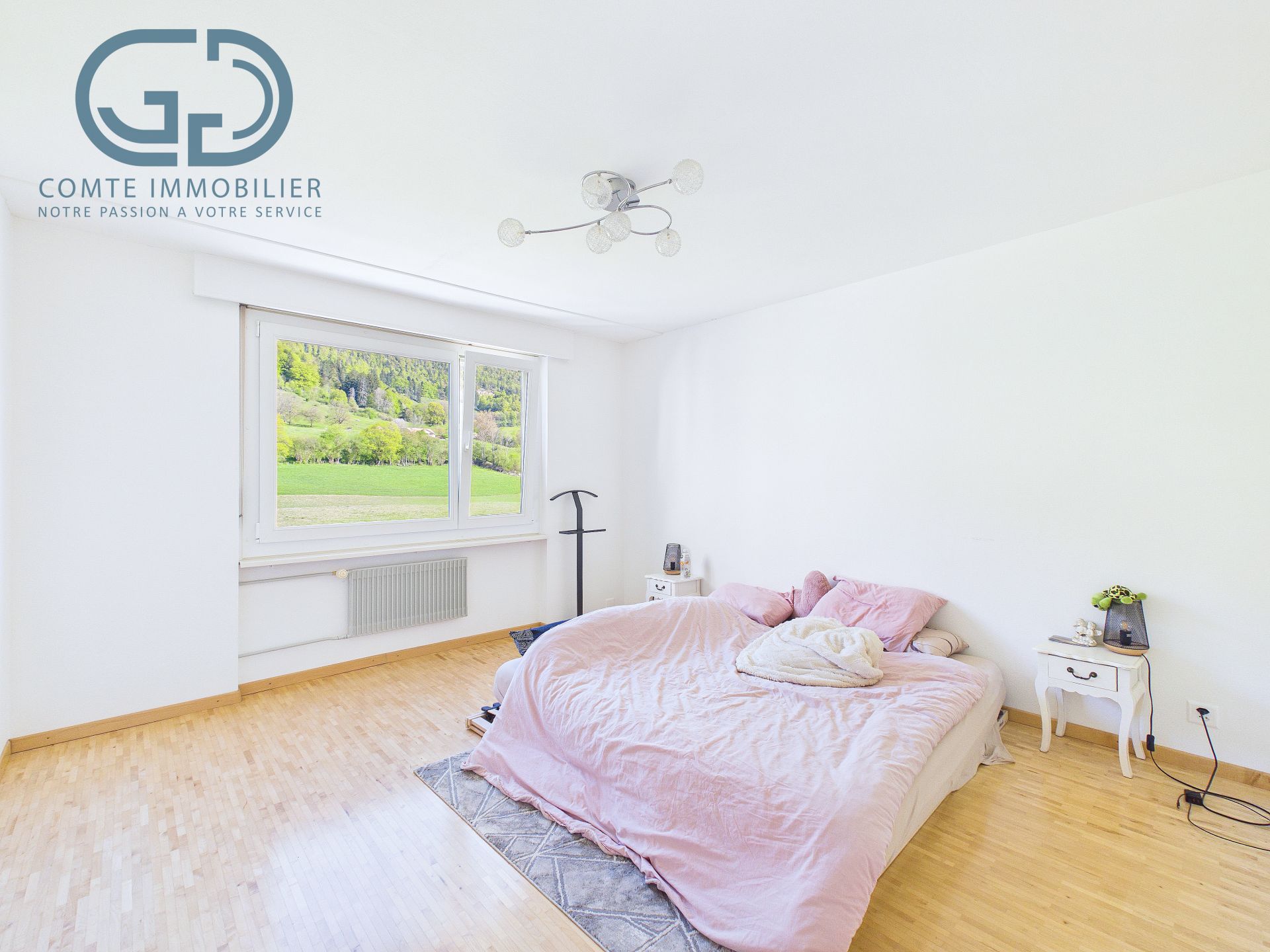 Helles Schlafzimmer mit Blick ins Grüne