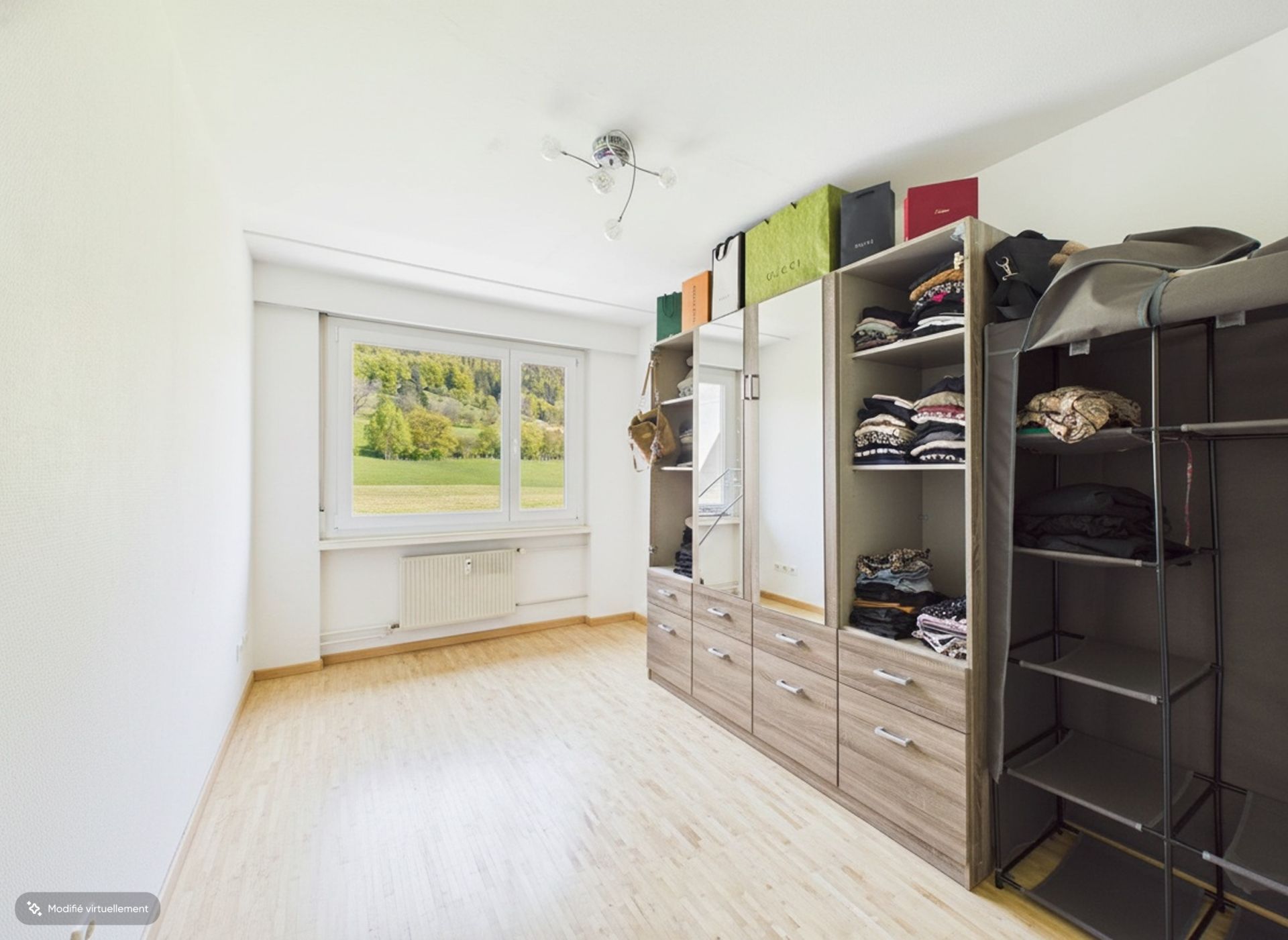 Helles Ankleidezimmer mit Stauraum