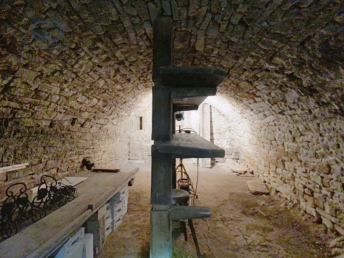 Steinerner Gewölbekeller mit Zentralstütze
