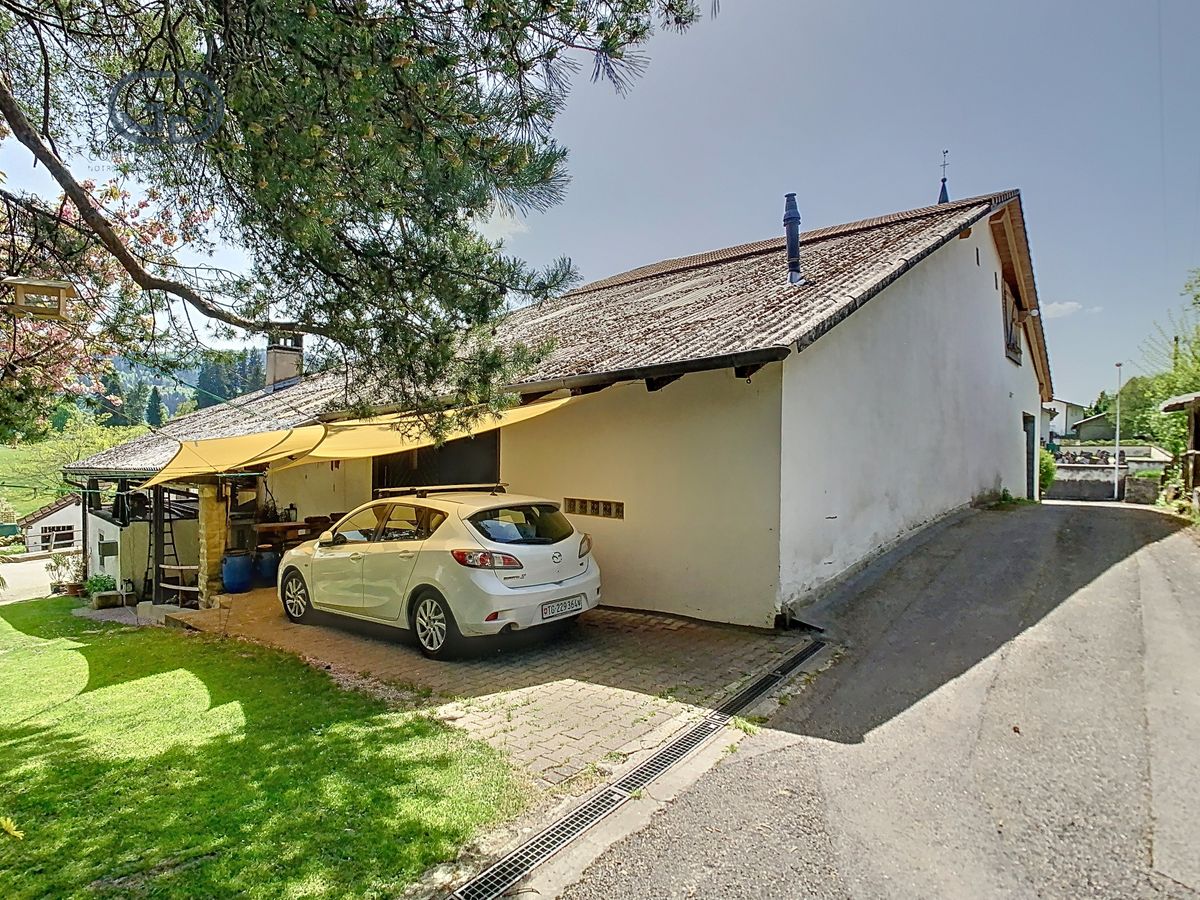 Hausansicht mit Carport und Zufahrt