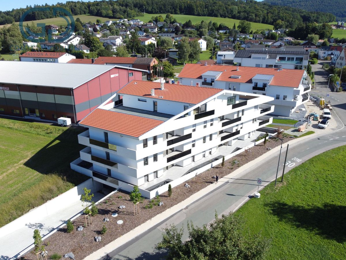 Luftaufnahme eines modernen Mehrfamilienhauses