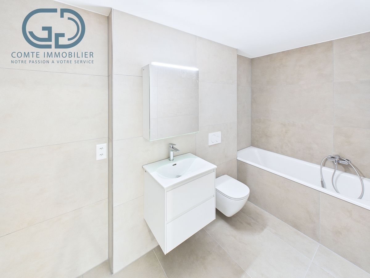 Modernes Badezimmer mit Badewanne und wandhängendem WC