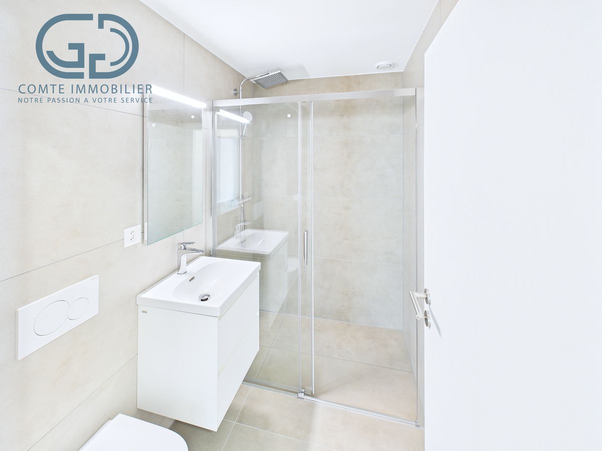 Modernes Badezimmer mit Dusche und Waschtisch