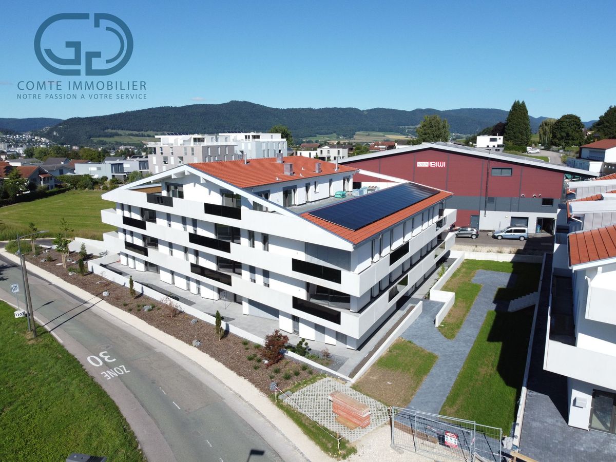 Moderne Wohnanlage mit Solardach