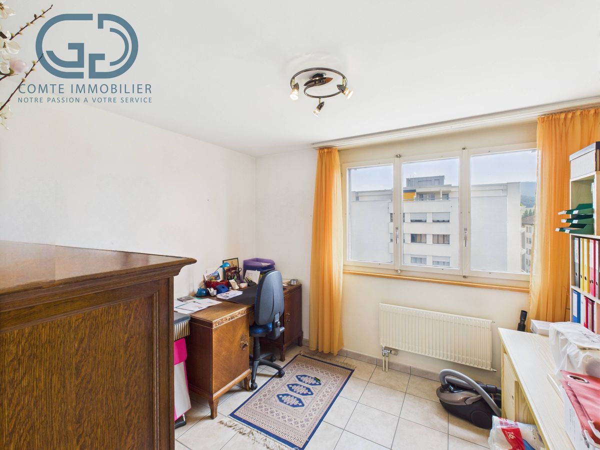 Büro mit Tageslicht und Stadtblick
