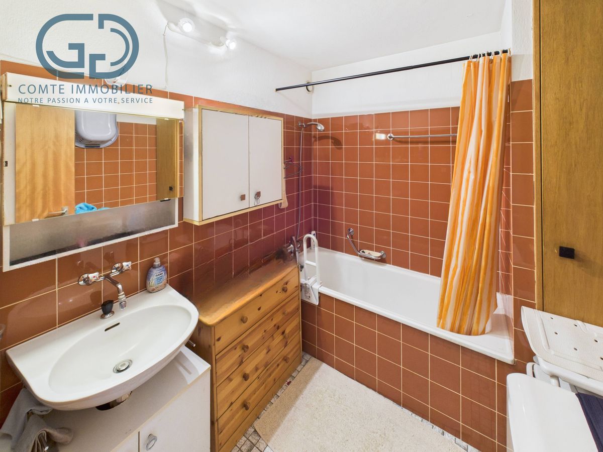 Kleines Badezimmer mit Wanne und Retro-Fliesen