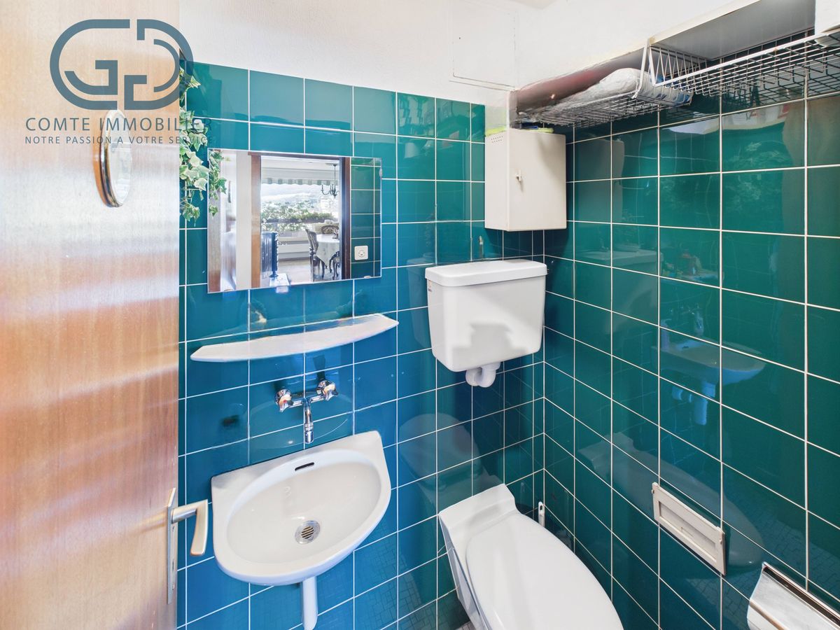 Kleines Gäste-WC mit türkisfarbenen Fliesen
