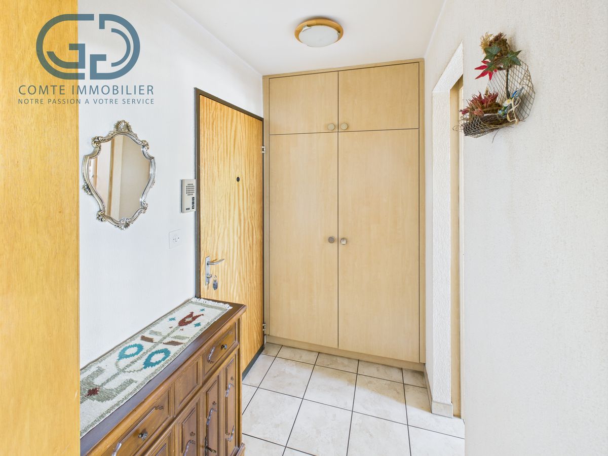 Heller Eingangsflur mit Einbauschrank