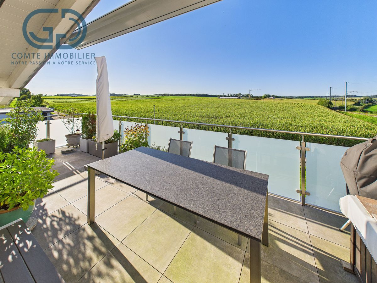 Sonnige Terrasse mit Weitblick über Felder