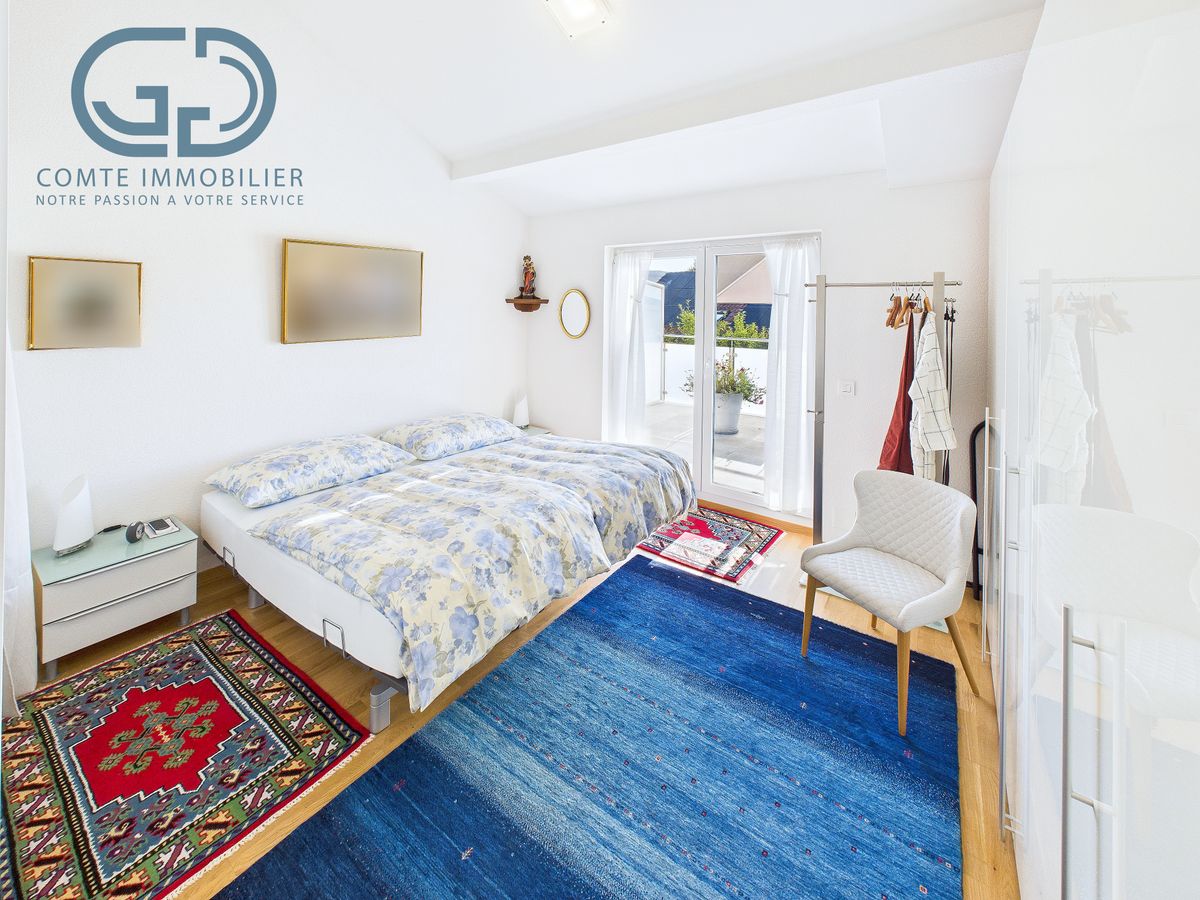 Helles Schlafzimmer mit Zugang ins Freie