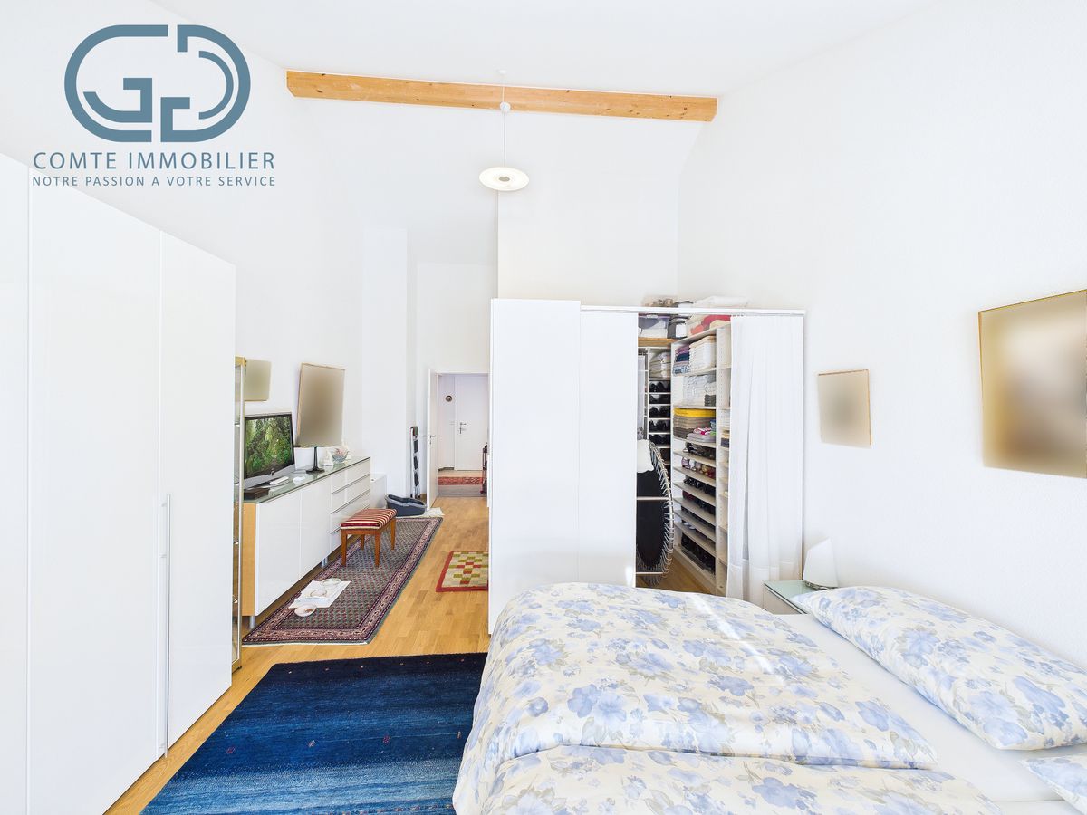 Helles Schlafzimmer mit begehbarem Ankleidebereich