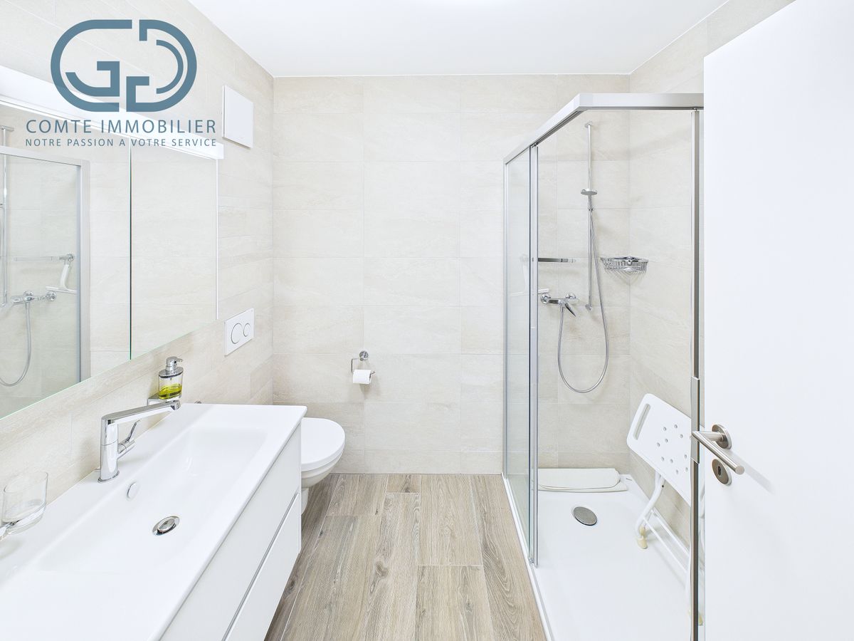 Modernes helles Badezimmer mit Dusche