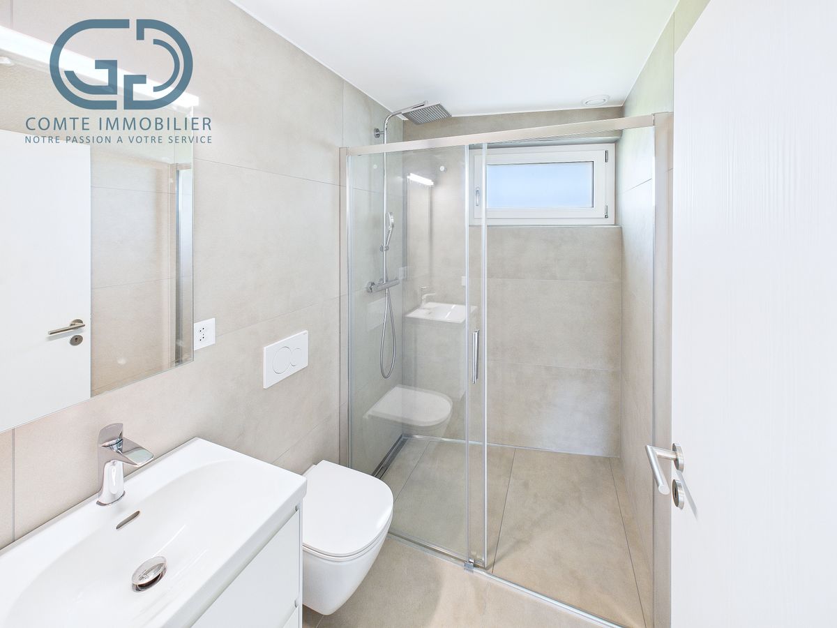 Modernes Badezimmer mit begehbarer Dusche