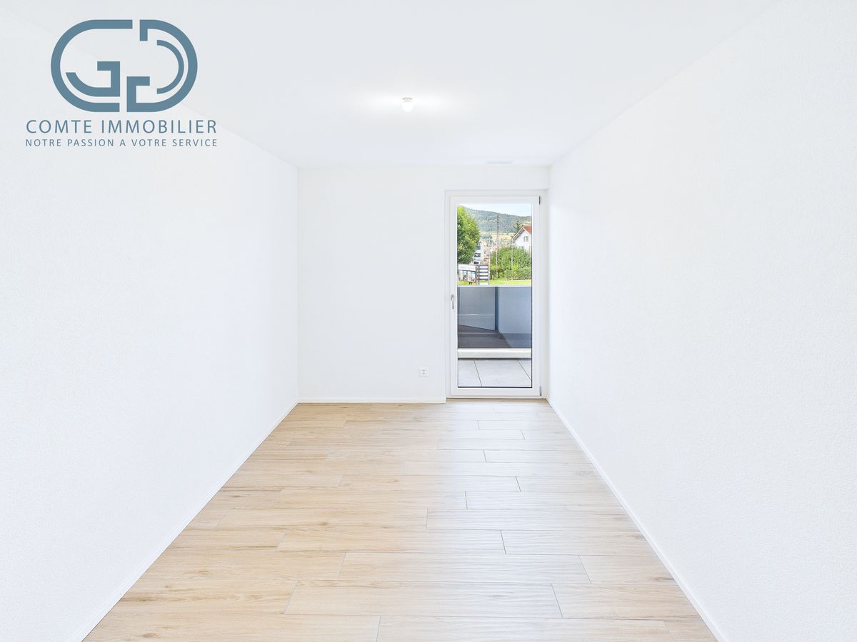 Heller leerer Raum mit Balkonzugang