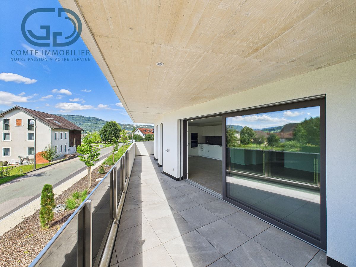 Großer Balkon mit Glasgeländer und Bergblick