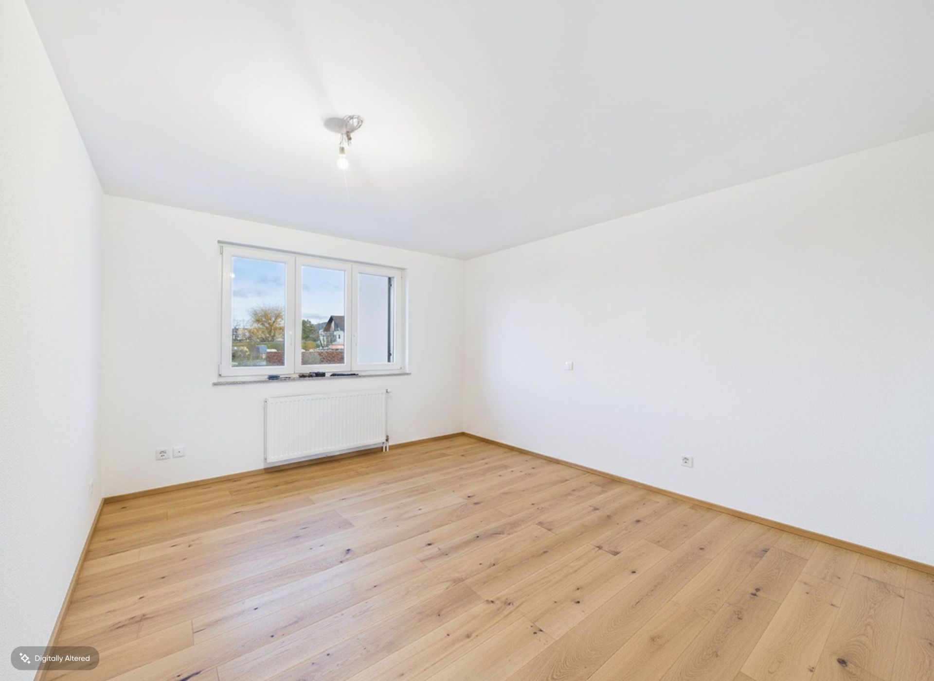 Heller leerer Raum mit Parkettboden