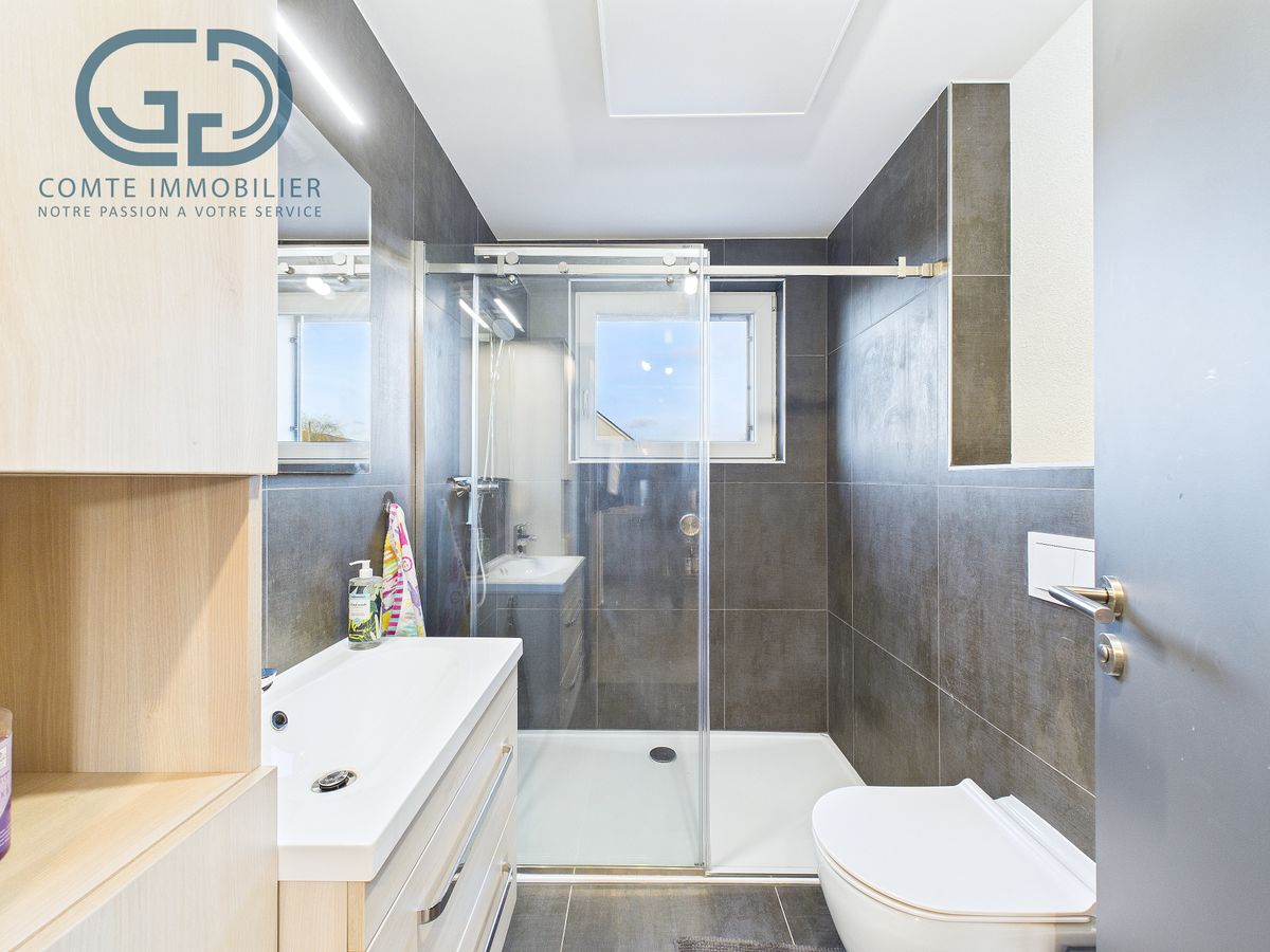 Modernes Badezimmer mit Dusche und WC