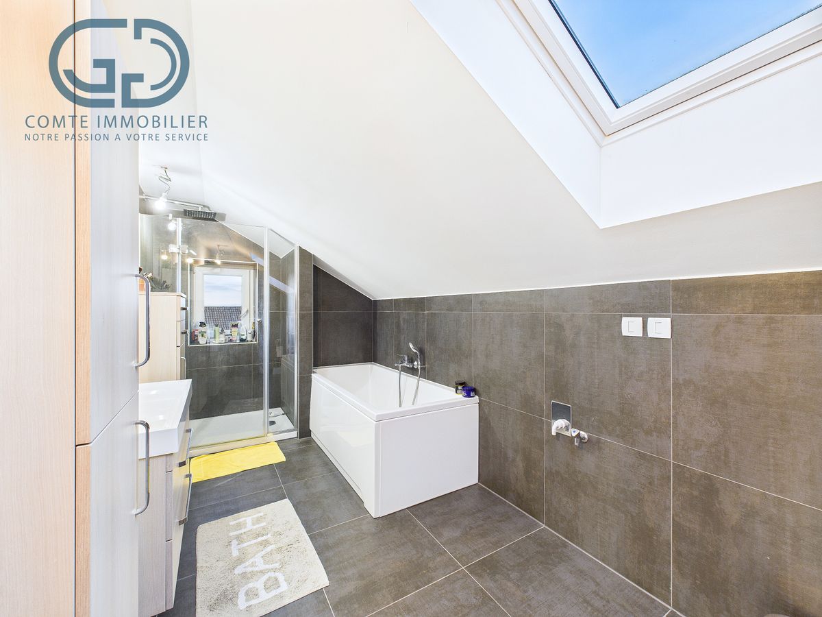 Modernes Dachbad mit Badewanne und Dusche