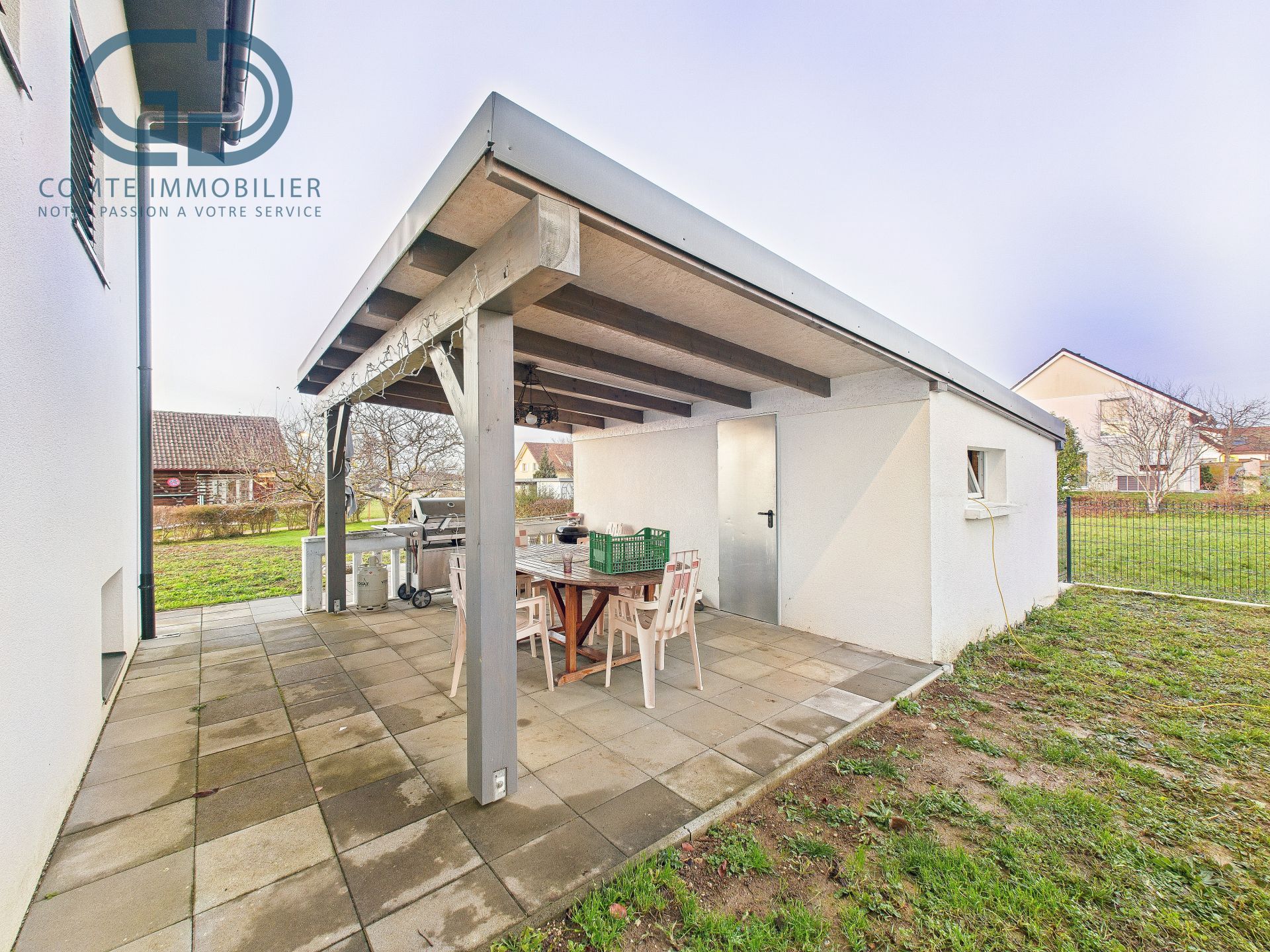 Überdachte Terrasse mit Sitz- und Grillbereich