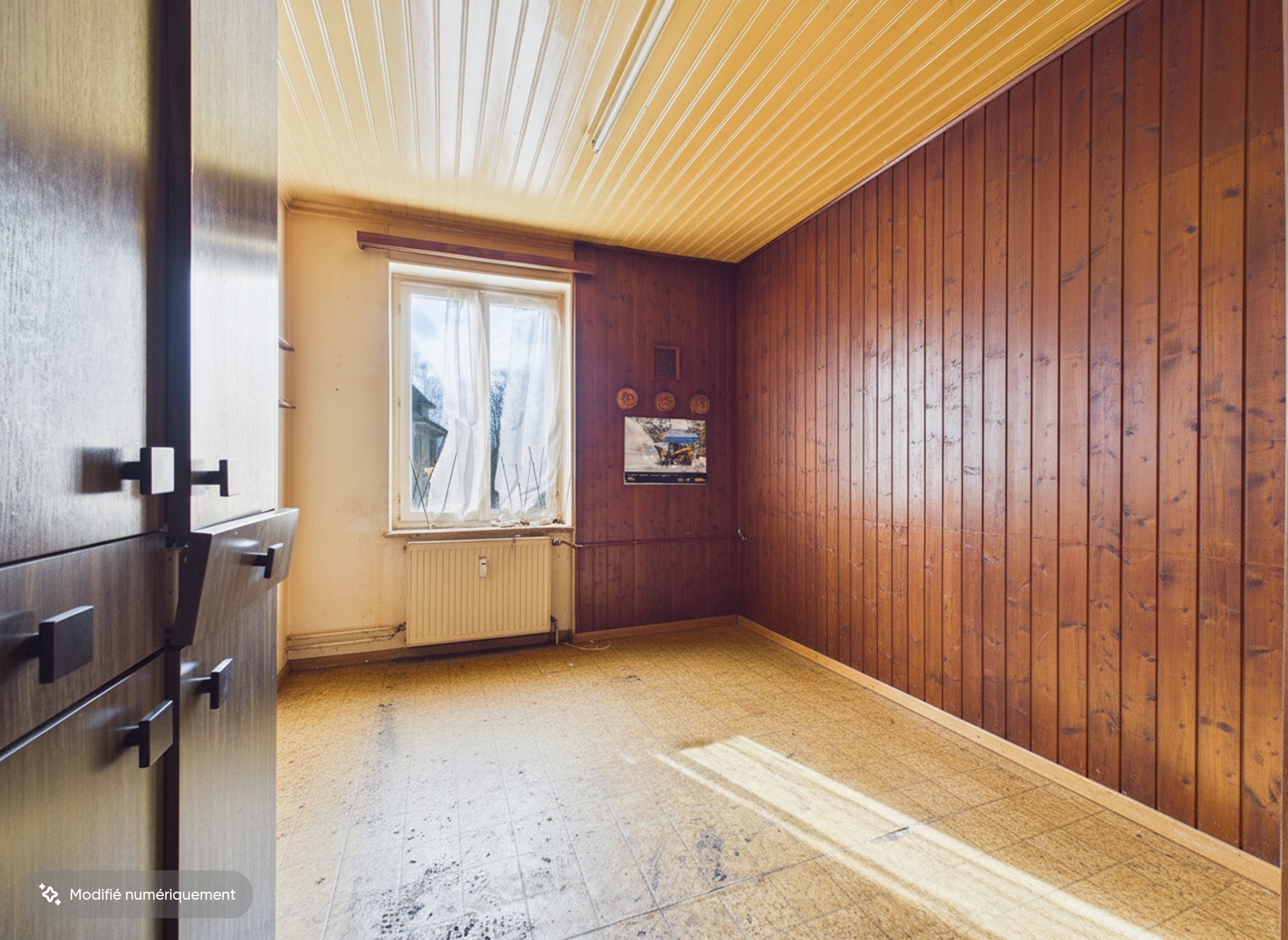 Rustikaler Innenraum mit Holzvertäfelung