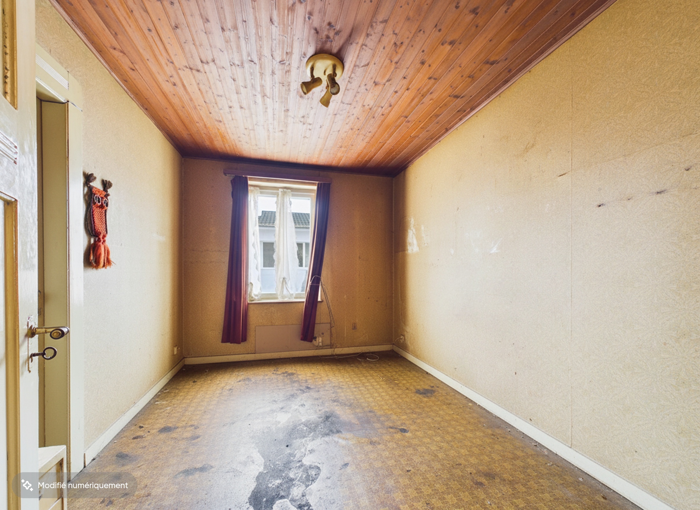 Abgenutzter leerer Raum mit Holzdecke