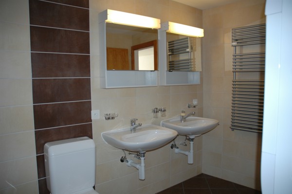Modernes Badezimmer mit Doppelwaschbecken