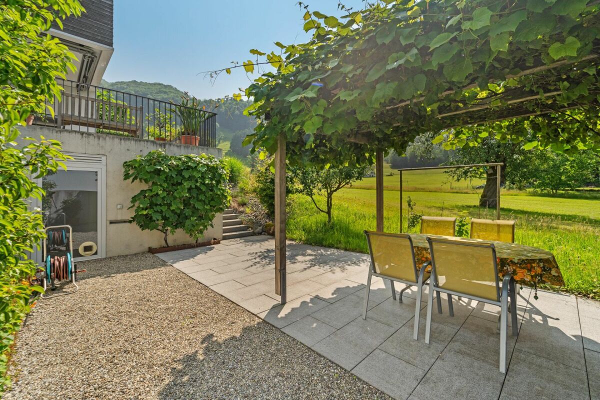 Terrasse mit Pergola und Gartenblick
