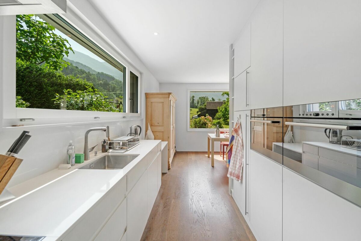 Moderne Küche mit Gartenblick