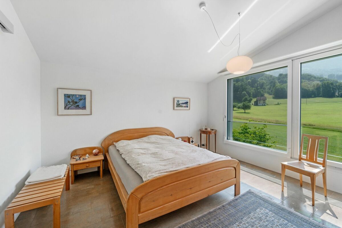 Helles Schlafzimmer mit Panoramafenster