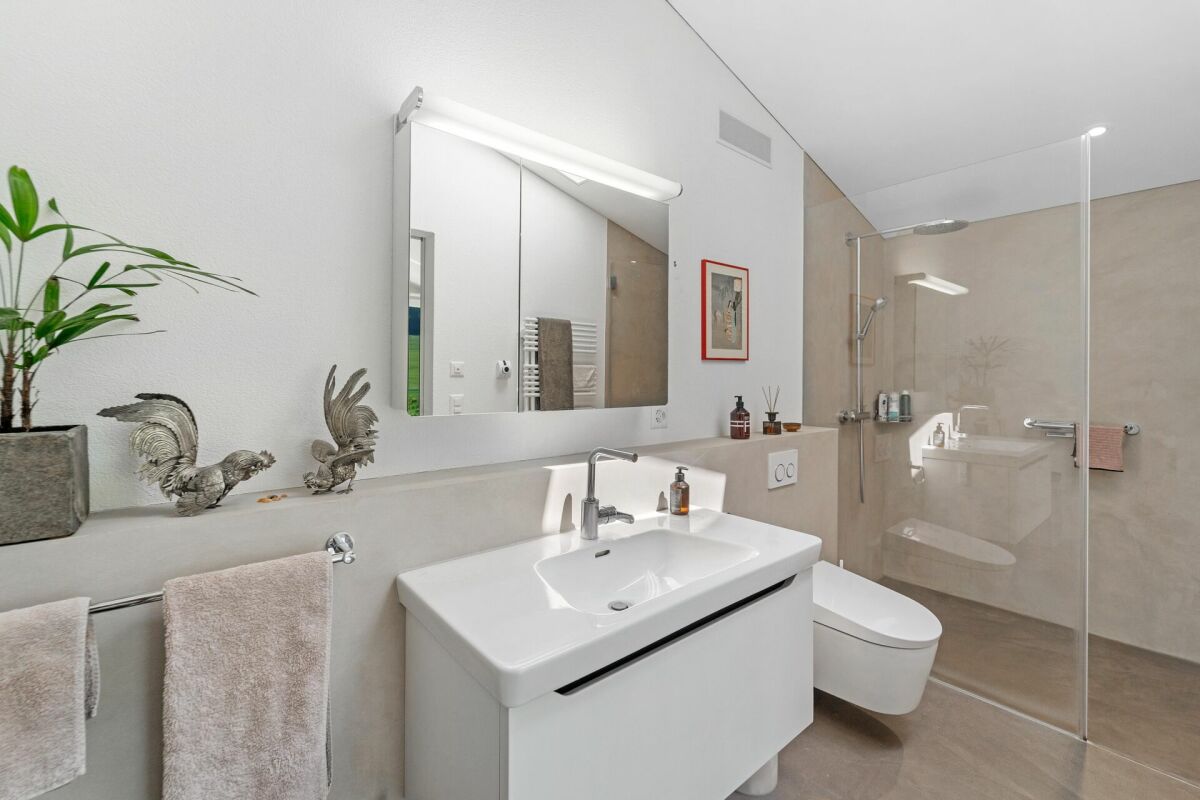 Modernes Badezimmer mit begehbarer Dusche