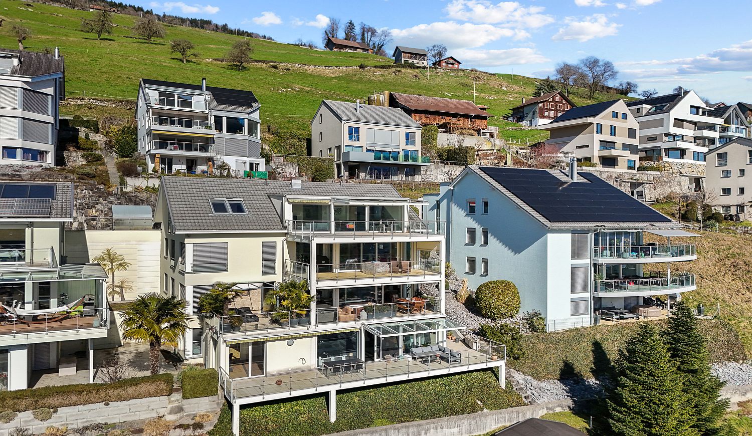 Moderne Wohnhäuser am Hang